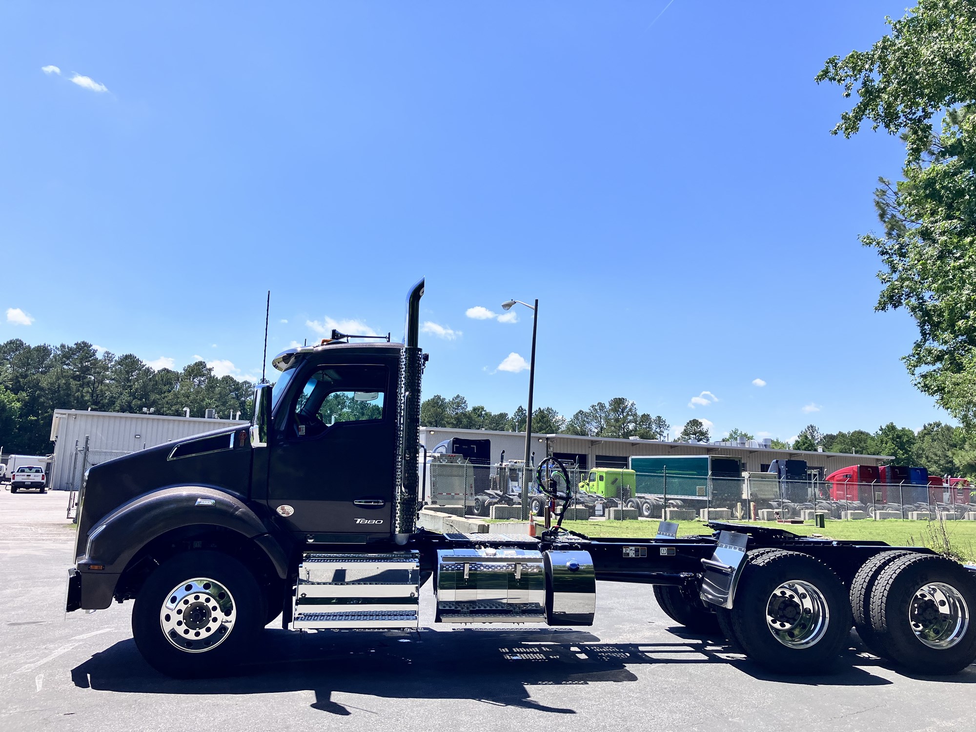 2027 Kenworth T880 - image 4 of 6