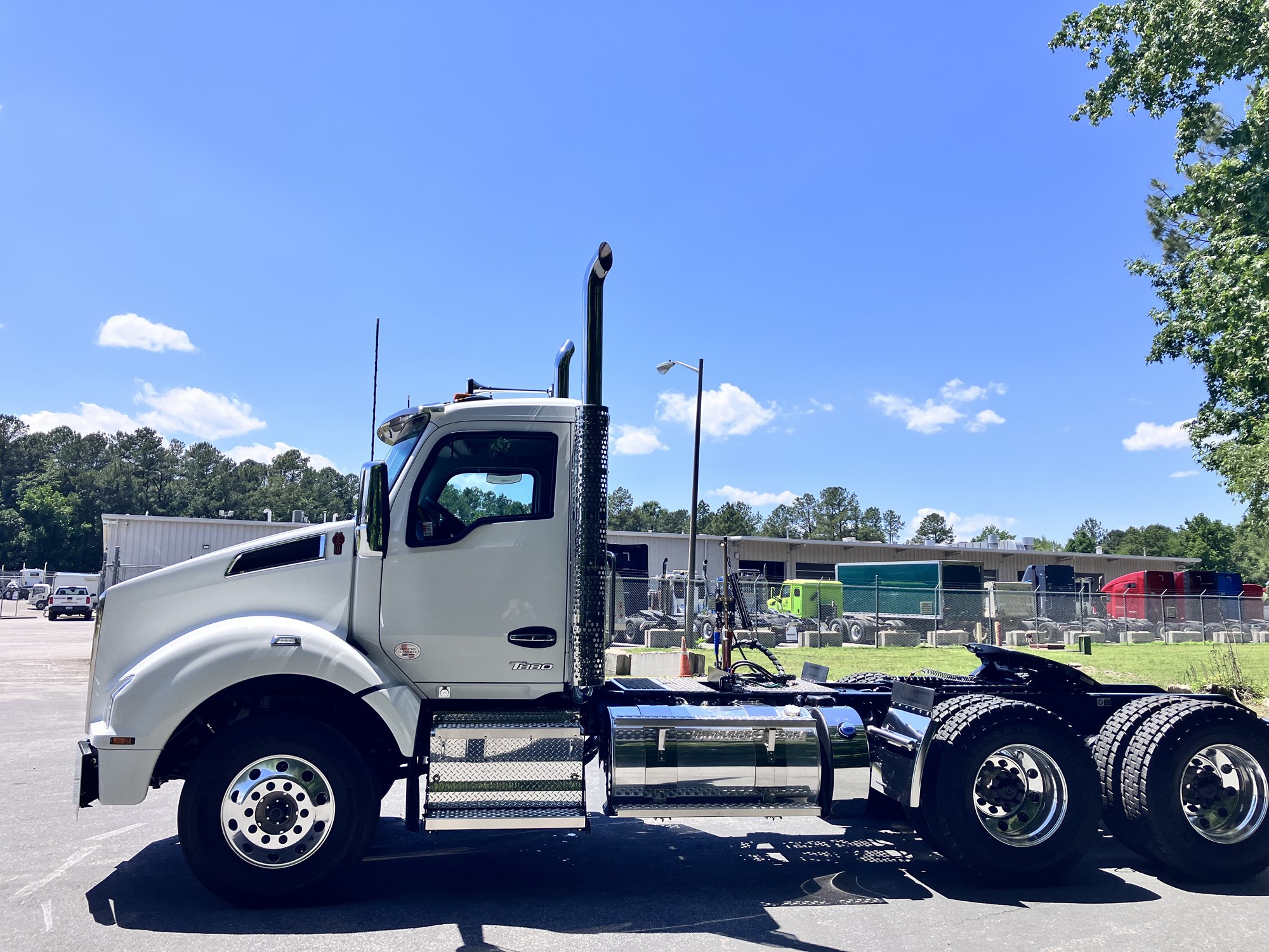 2027 Kenworth T880 - image 4 of 6