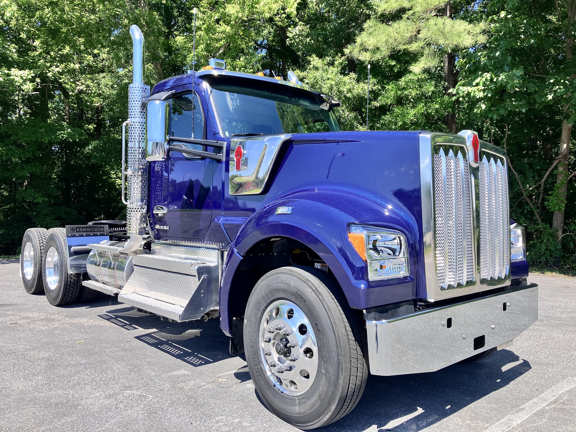 2027 Kenworth W990 - image 1 of 6