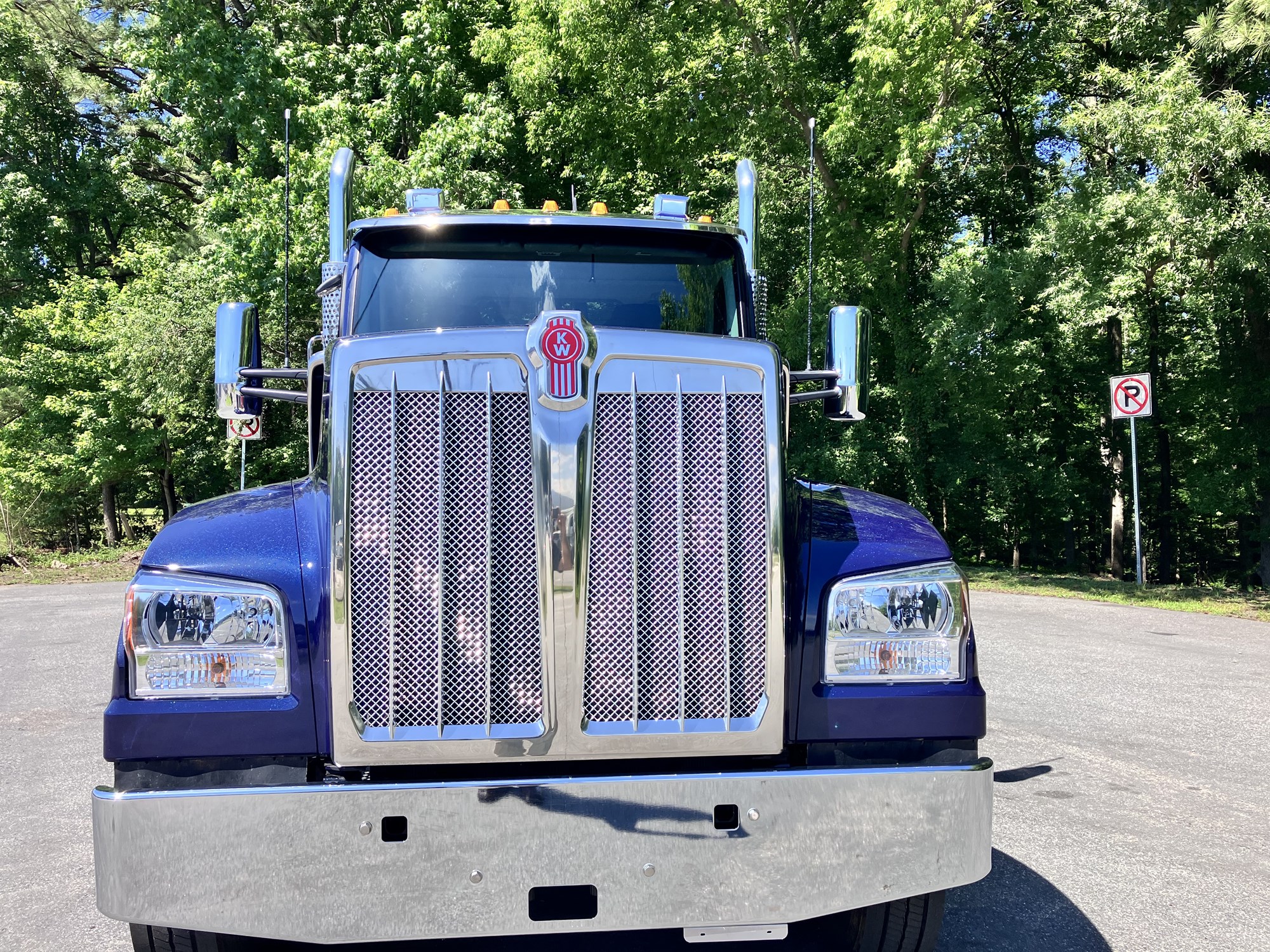 2027 Kenworth W990 - image 2 of 6