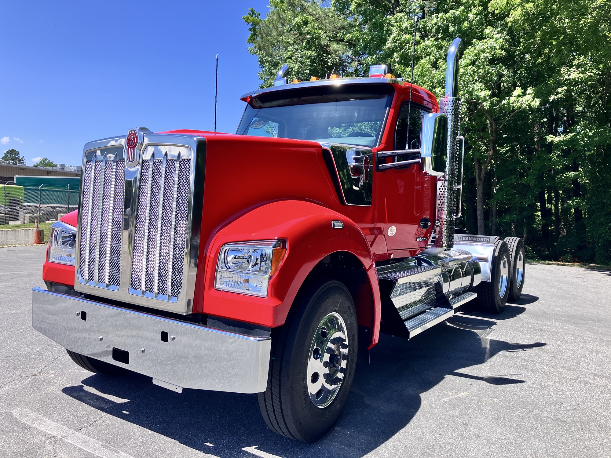2027 Kenworth W990 2027 Kenworth W990 - image 1 of 6