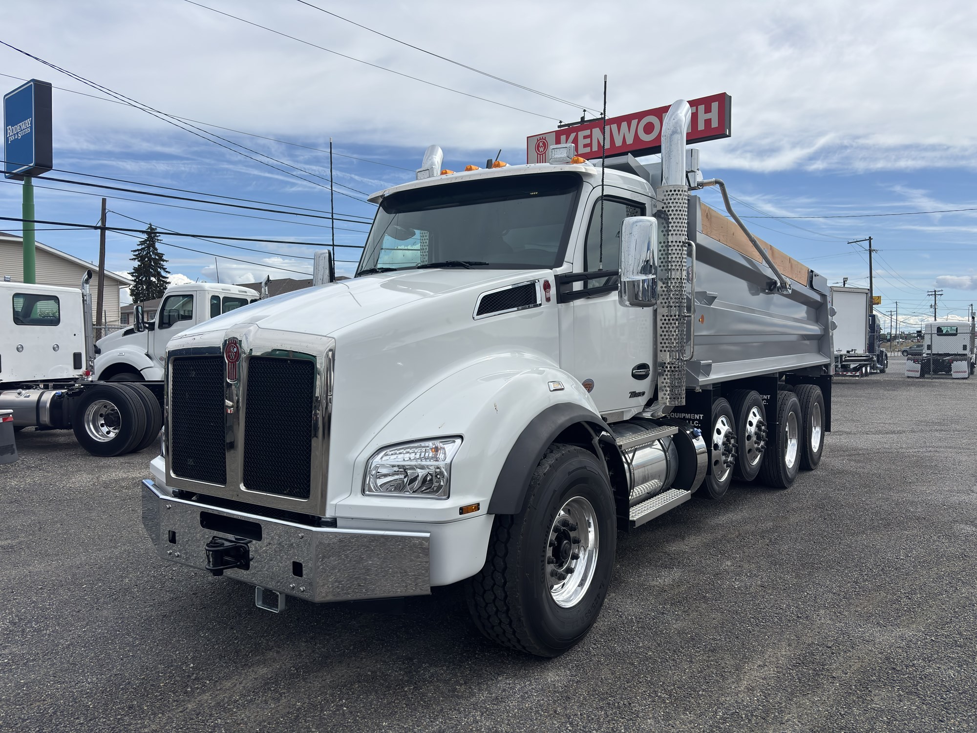 2027 Kenworth T880 - image 1 of 6