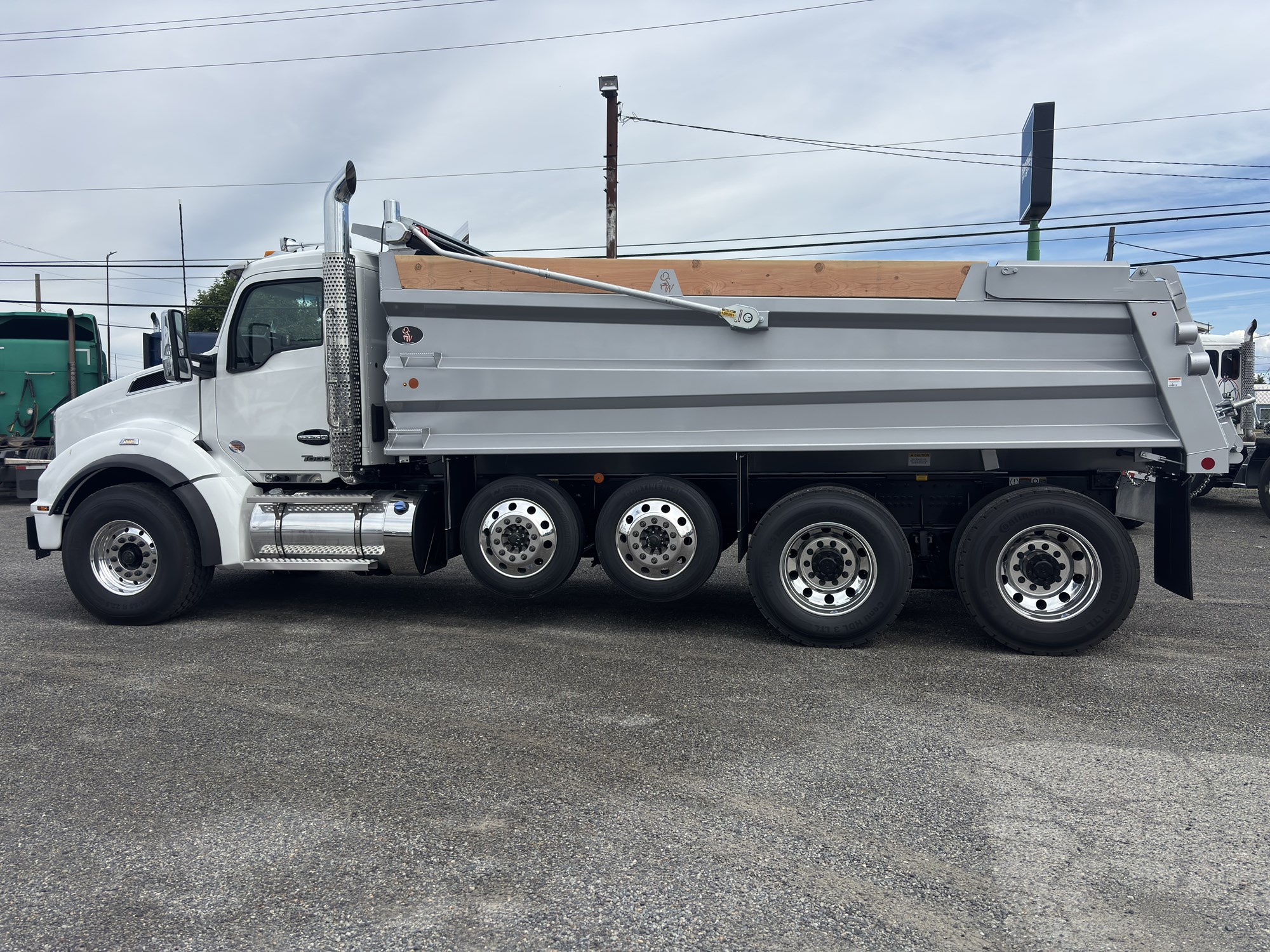 2027 Kenworth T880 - image 2 of 6