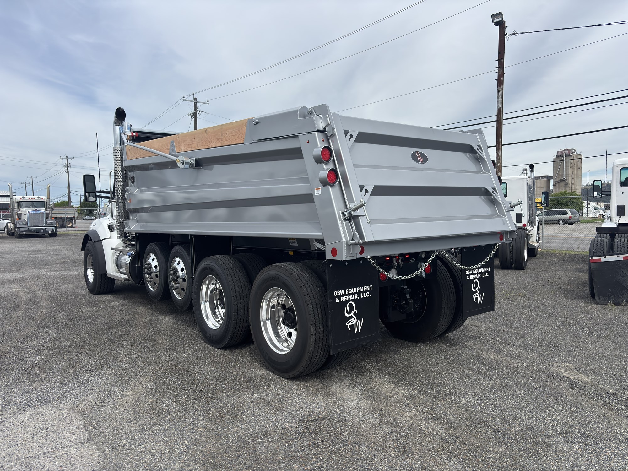 2027 Kenworth T880 - image 3 of 6