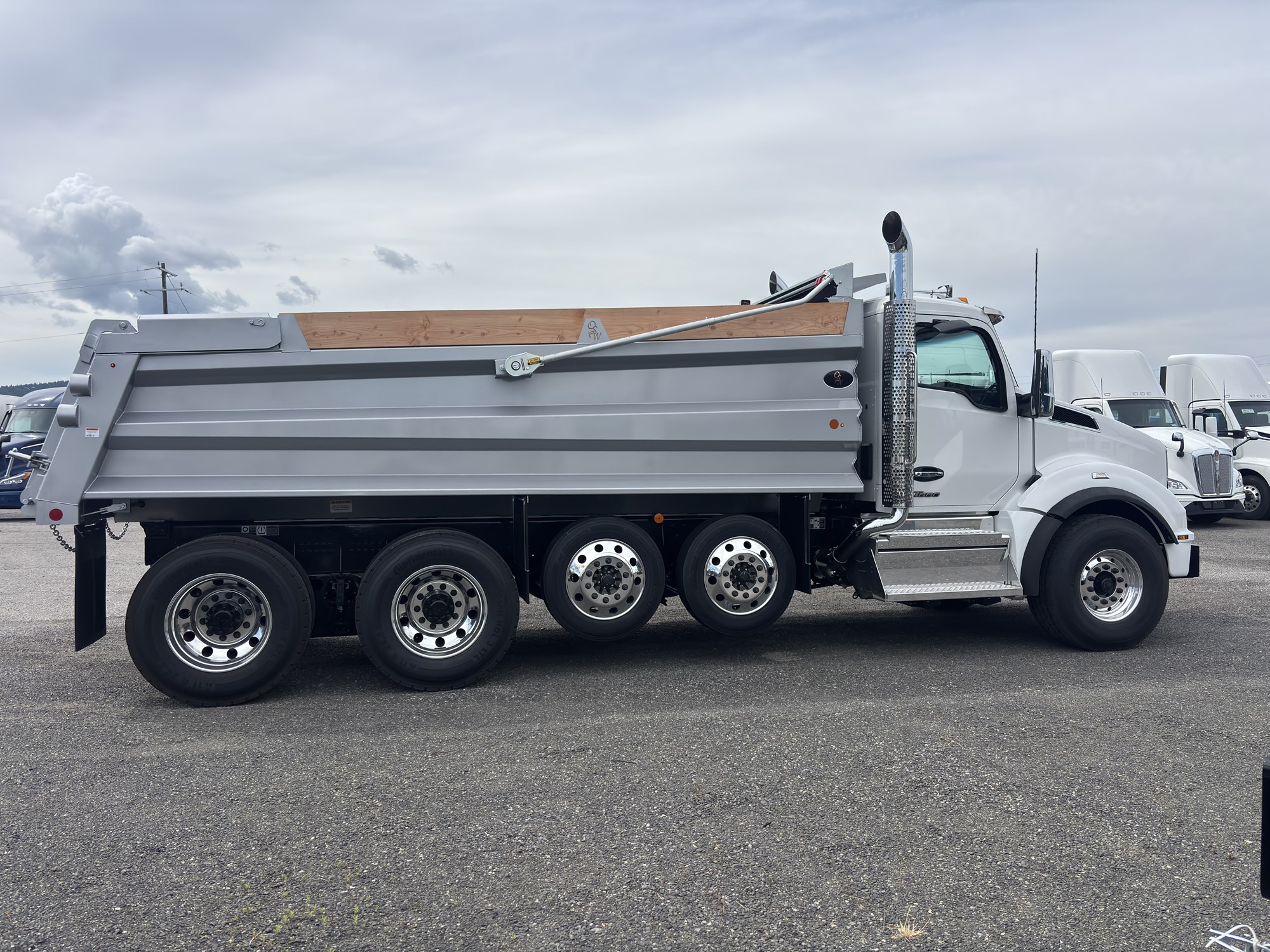 2027 Kenworth T880 - image 5 of 6