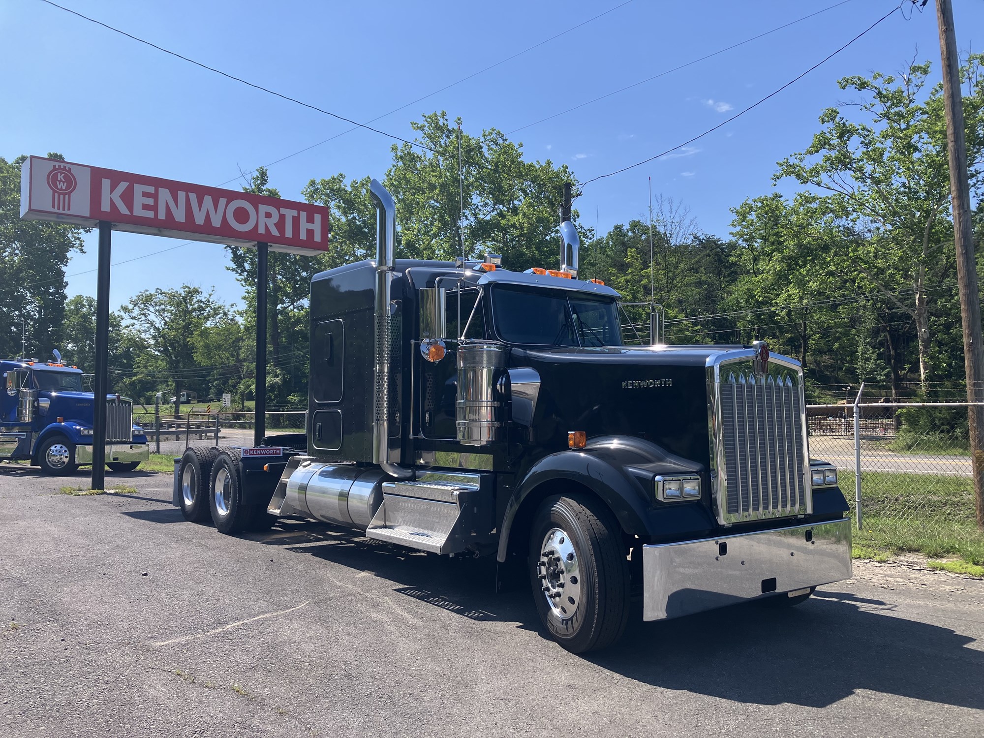 2027 Kenworth W900L - image 3 of 6