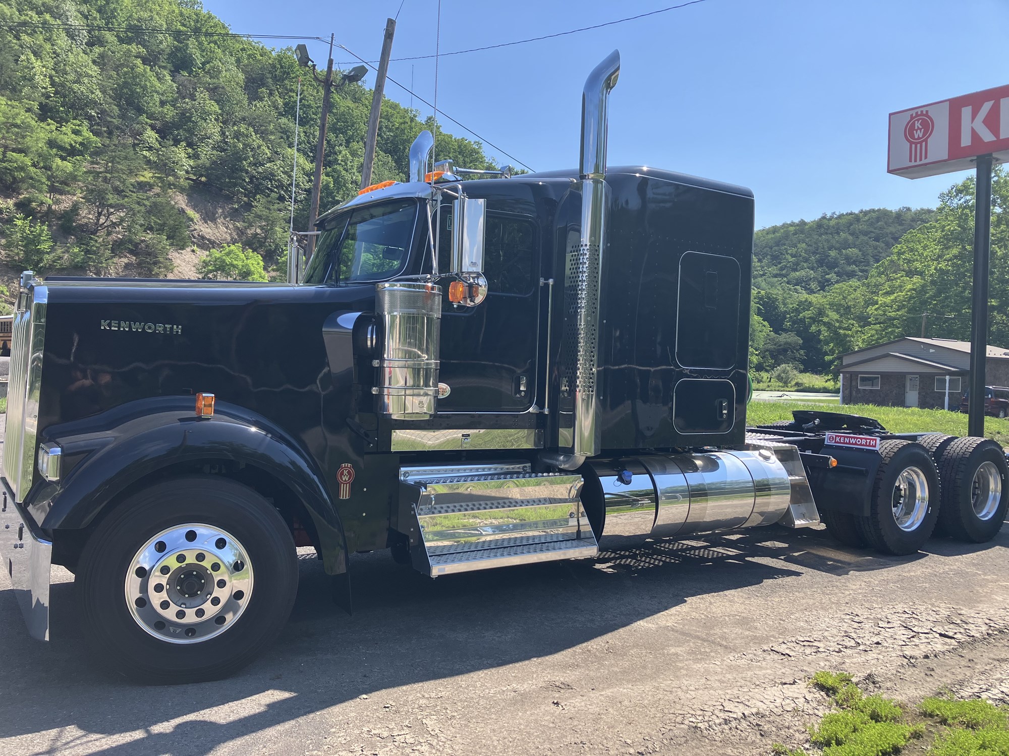 2027 Kenworth W900L - image 4 of 6