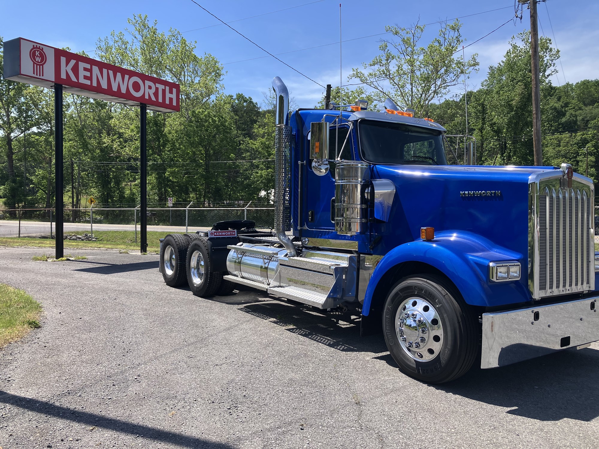 2027 Kenworth W900L 2027 Kenworth W900L - image 3 of 6