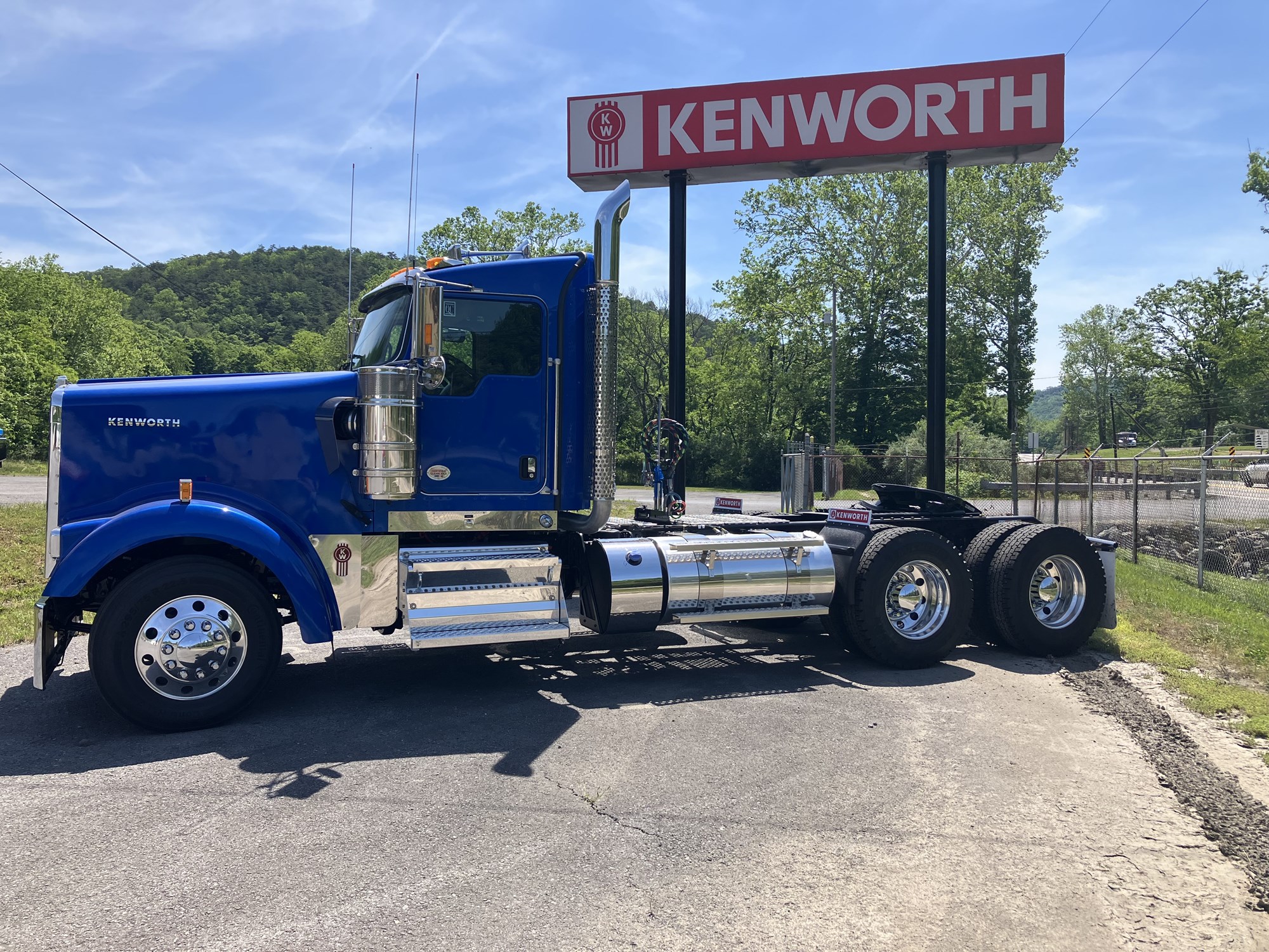 2027 Kenworth W900L 2027 Kenworth W900L - image 4 of 6