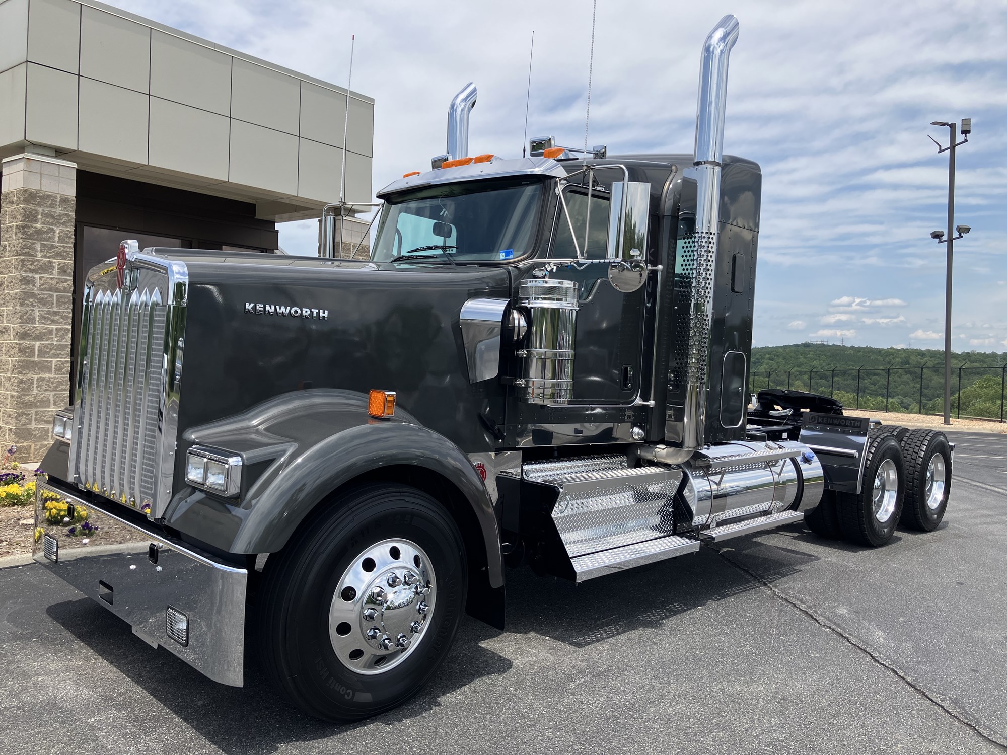 2027 Kenworth W900B 2027 Kenworth W900B - image 1 of 6