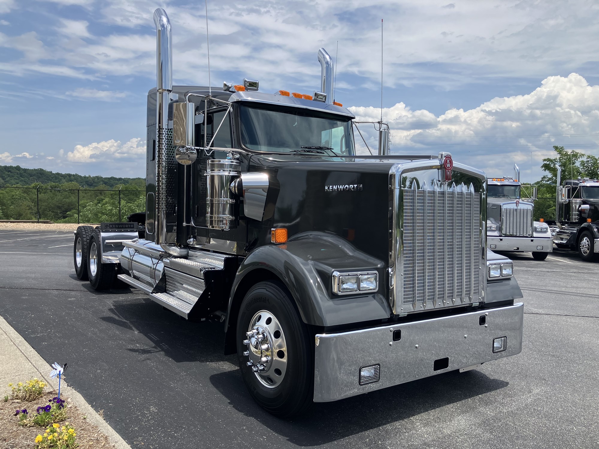 2027 Kenworth W900B 2027 Kenworth W900B - image 3 of 6