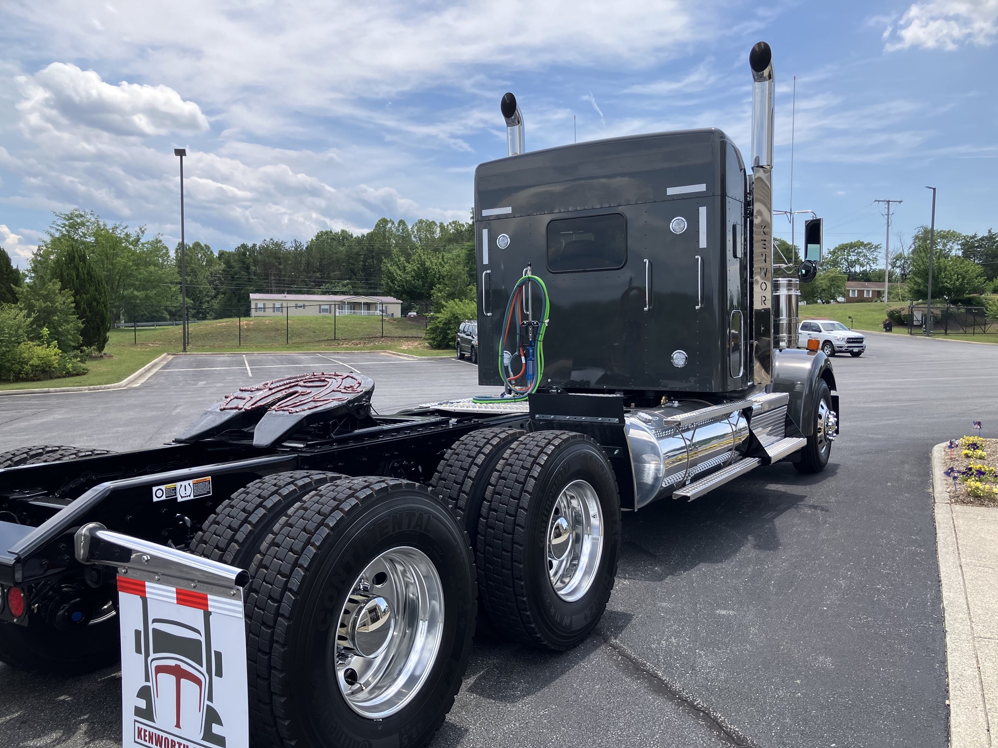2027 Kenworth W900B 2027 Kenworth W900B - image 4 of 6