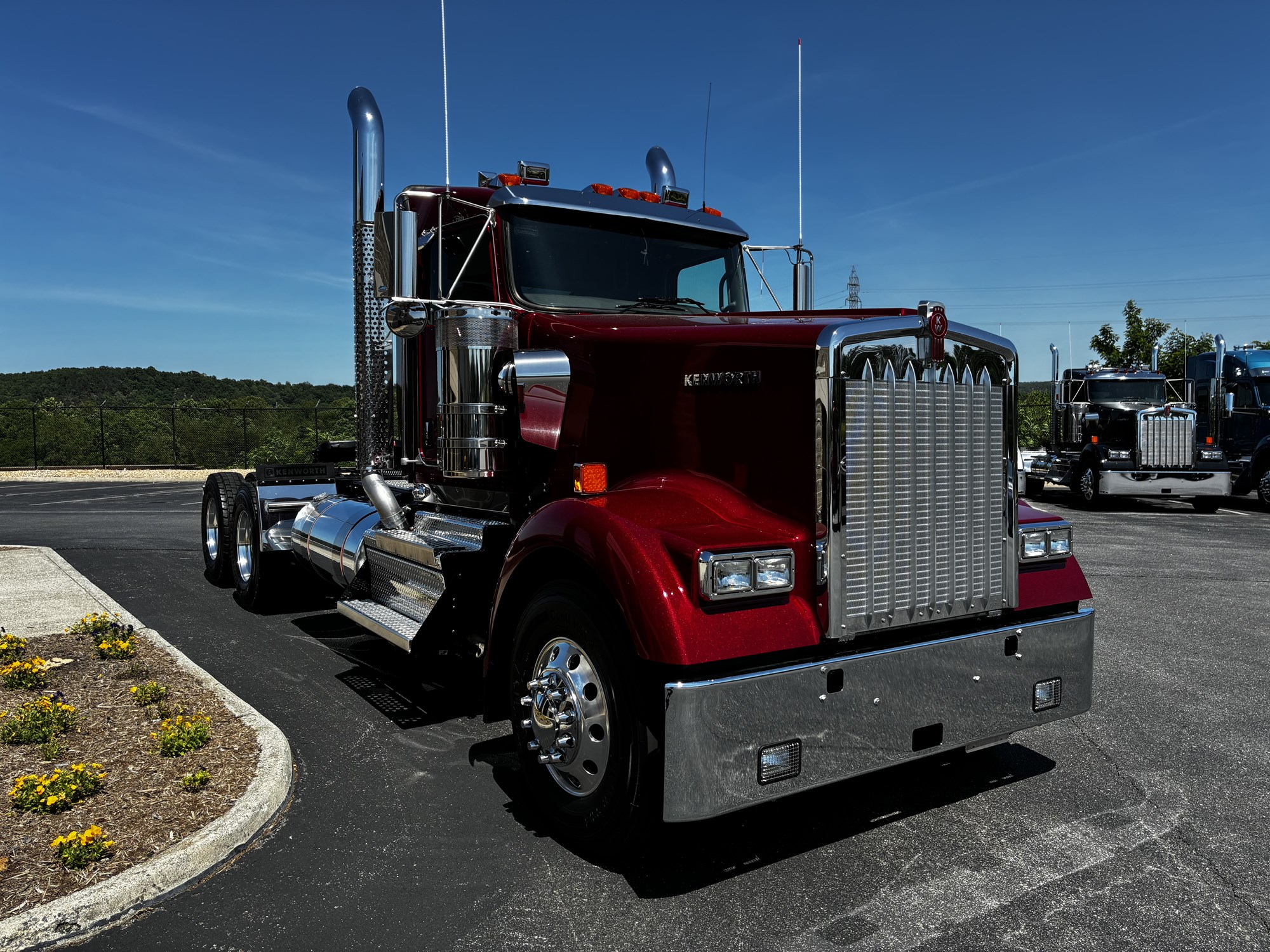 2027 Kenworth W900B - image 3 of 6