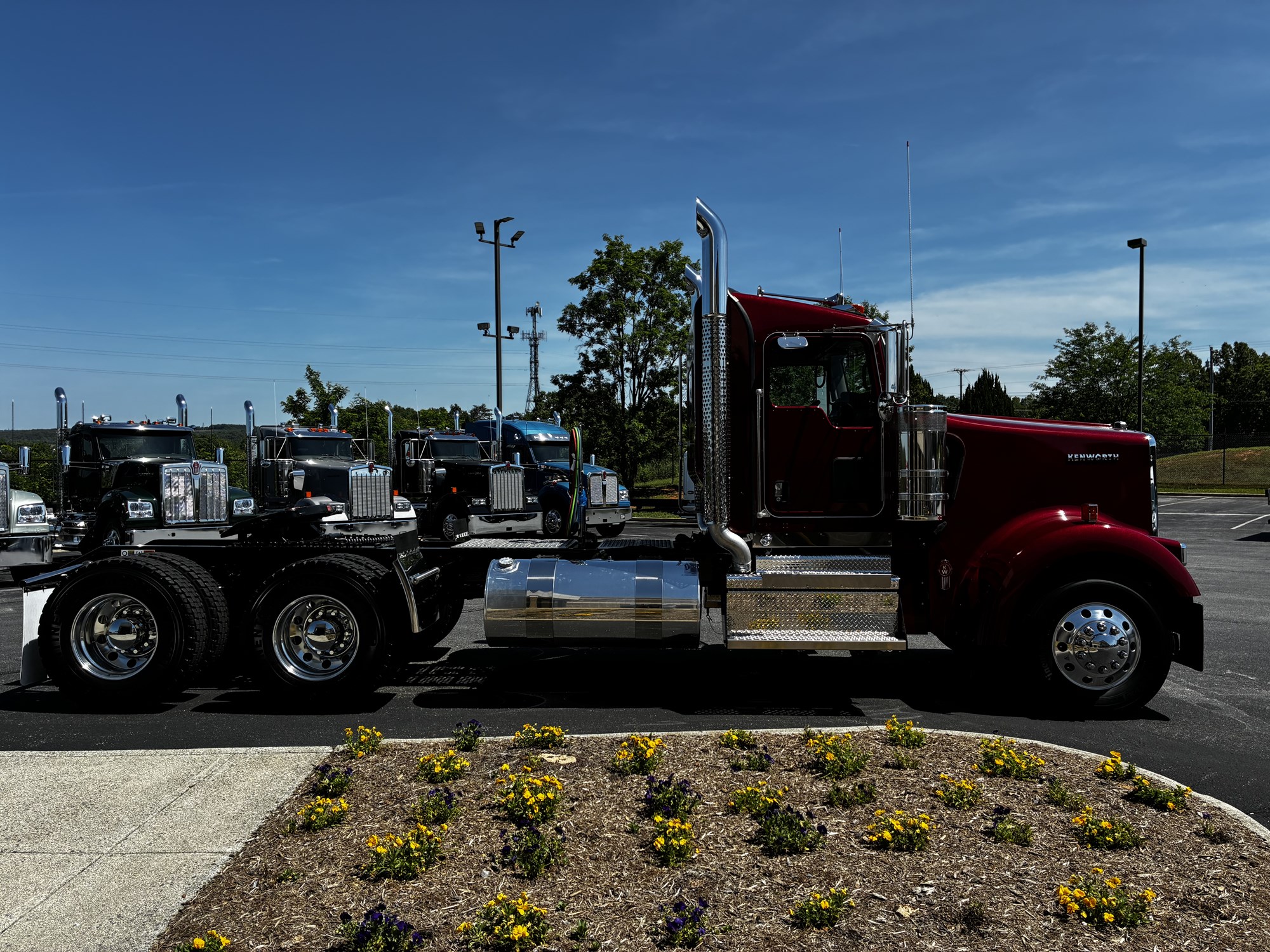 2027 Kenworth W900B - image 4 of 6