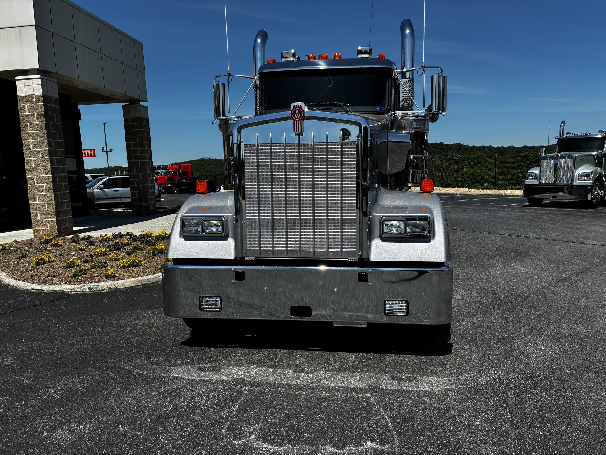 2027 Kenworth W900B - image 2 of 6