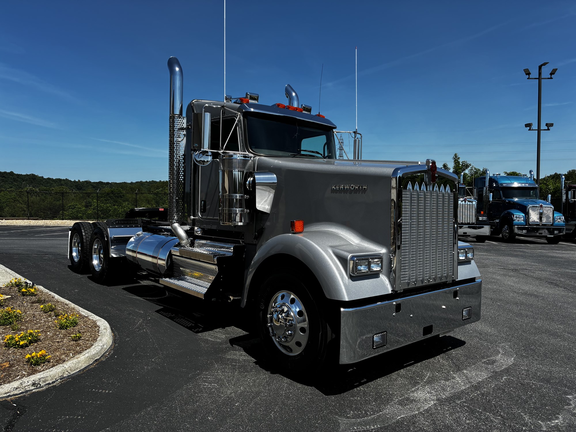 2027 Kenworth W900B - image 3 of 6