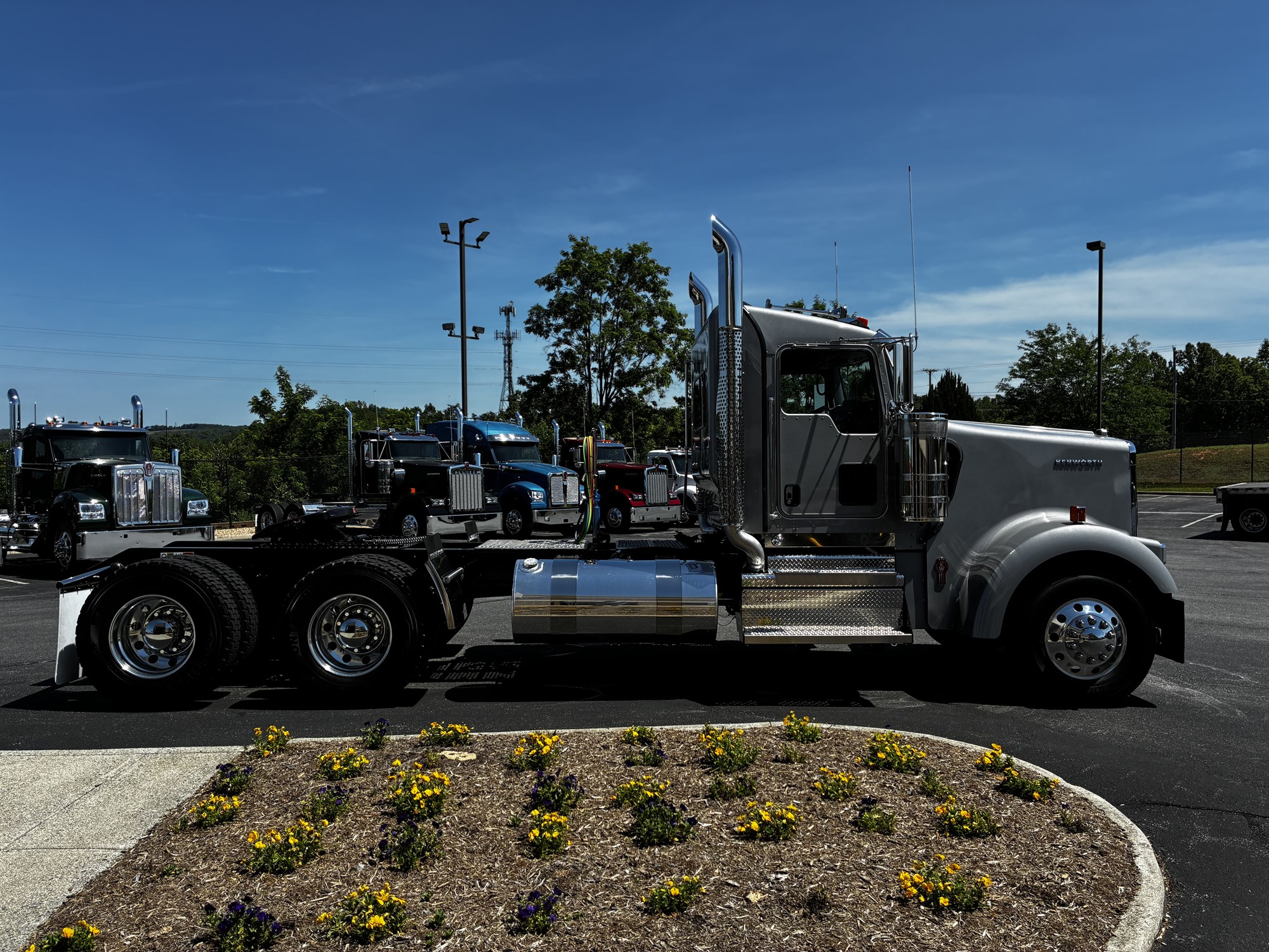 2027 Kenworth W900B - image 4 of 6