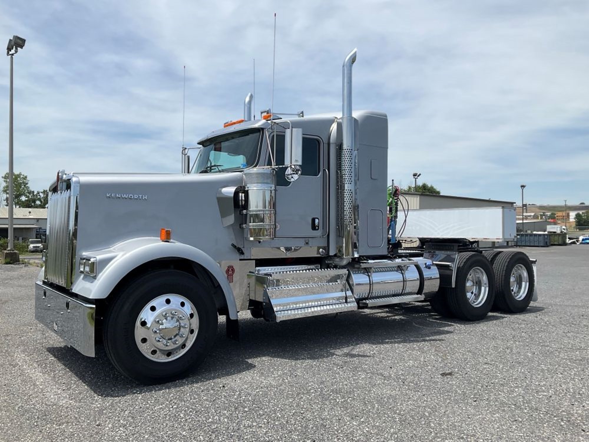 2027 Kenworth W900L 2027 Kenworth W900L - image 1 of 6