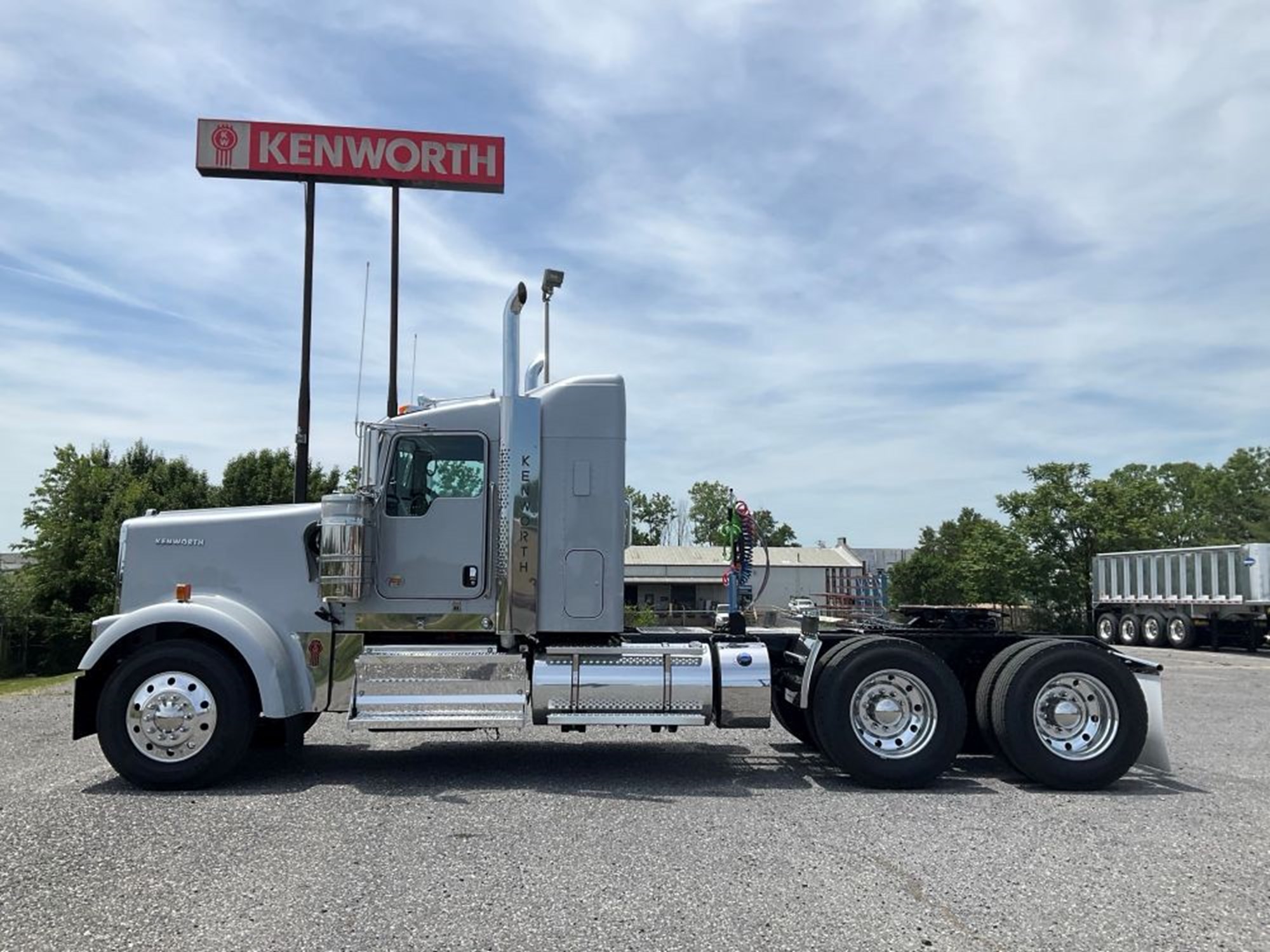 2027 Kenworth W900L 2027 Kenworth W900L - image 2 of 6