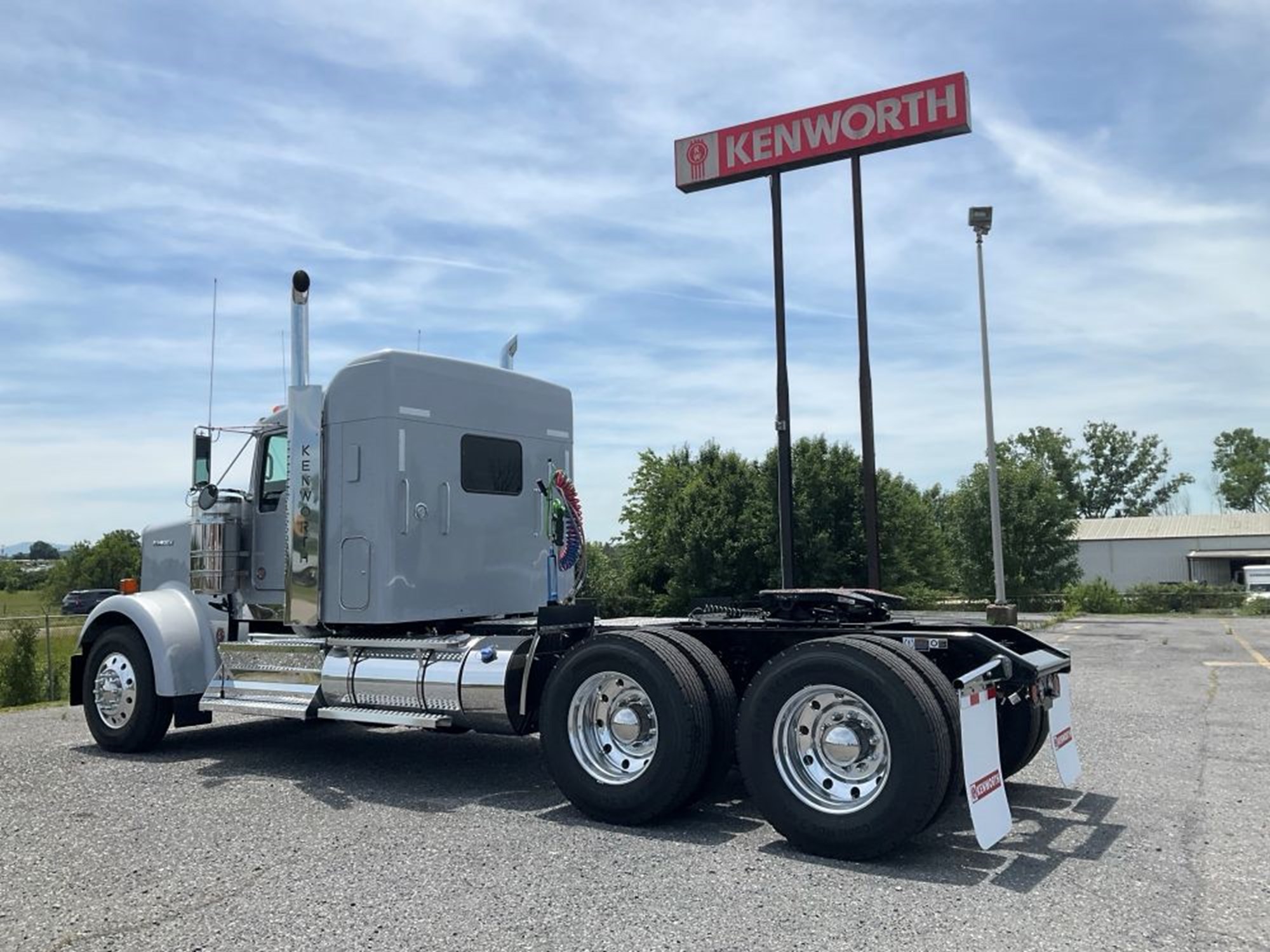 2027 Kenworth W900L 2027 Kenworth W900L - image 4 of 6