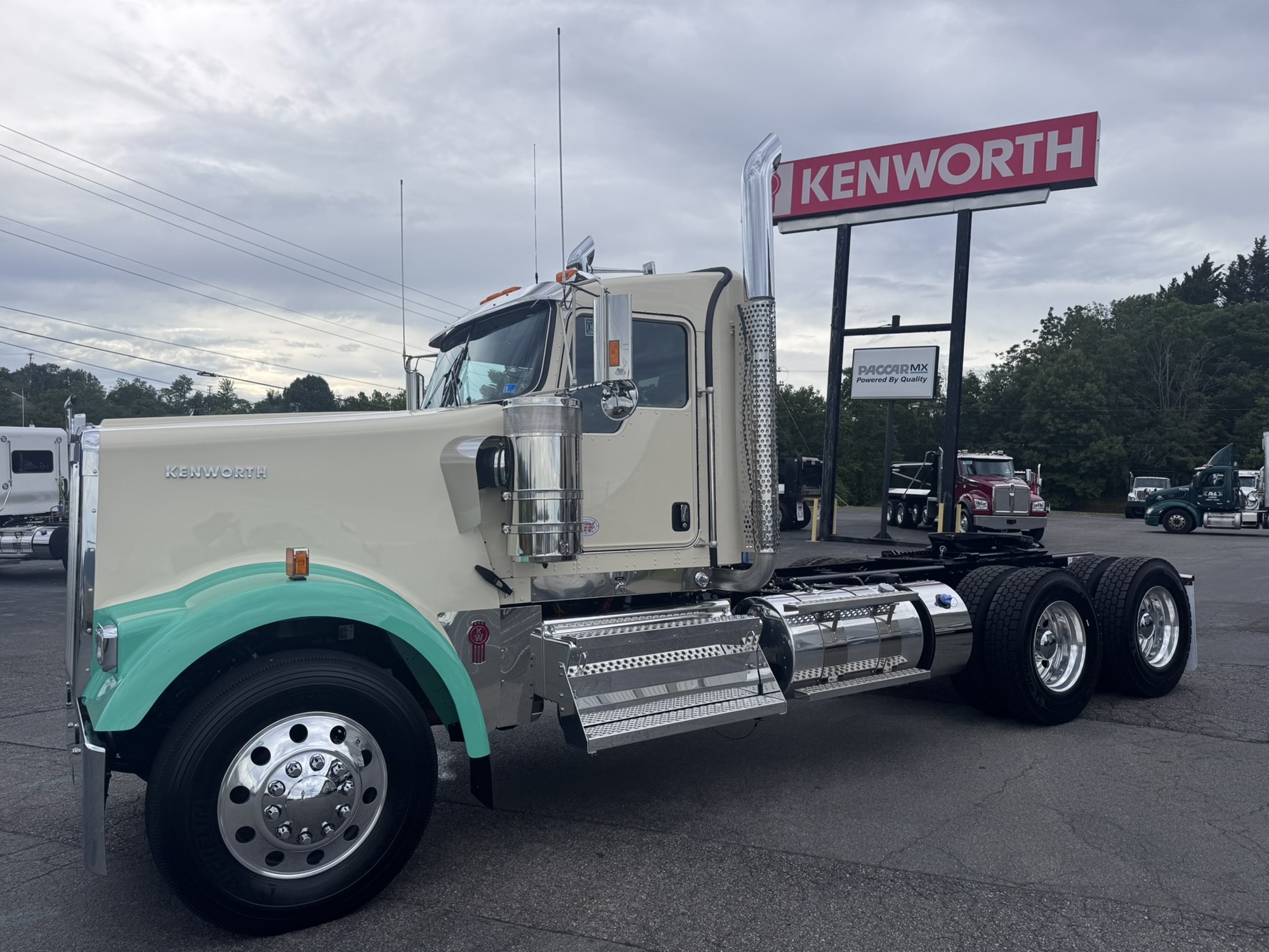 2027 Kenworth W900L 2027 Kenworth W900L - image 1 of 6