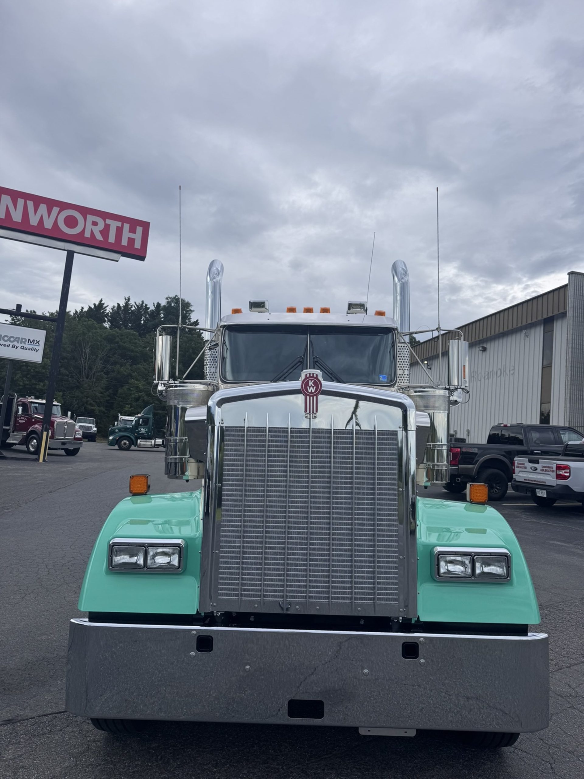 2027 Kenworth W900L 2027 Kenworth W900L - image 3 of 6