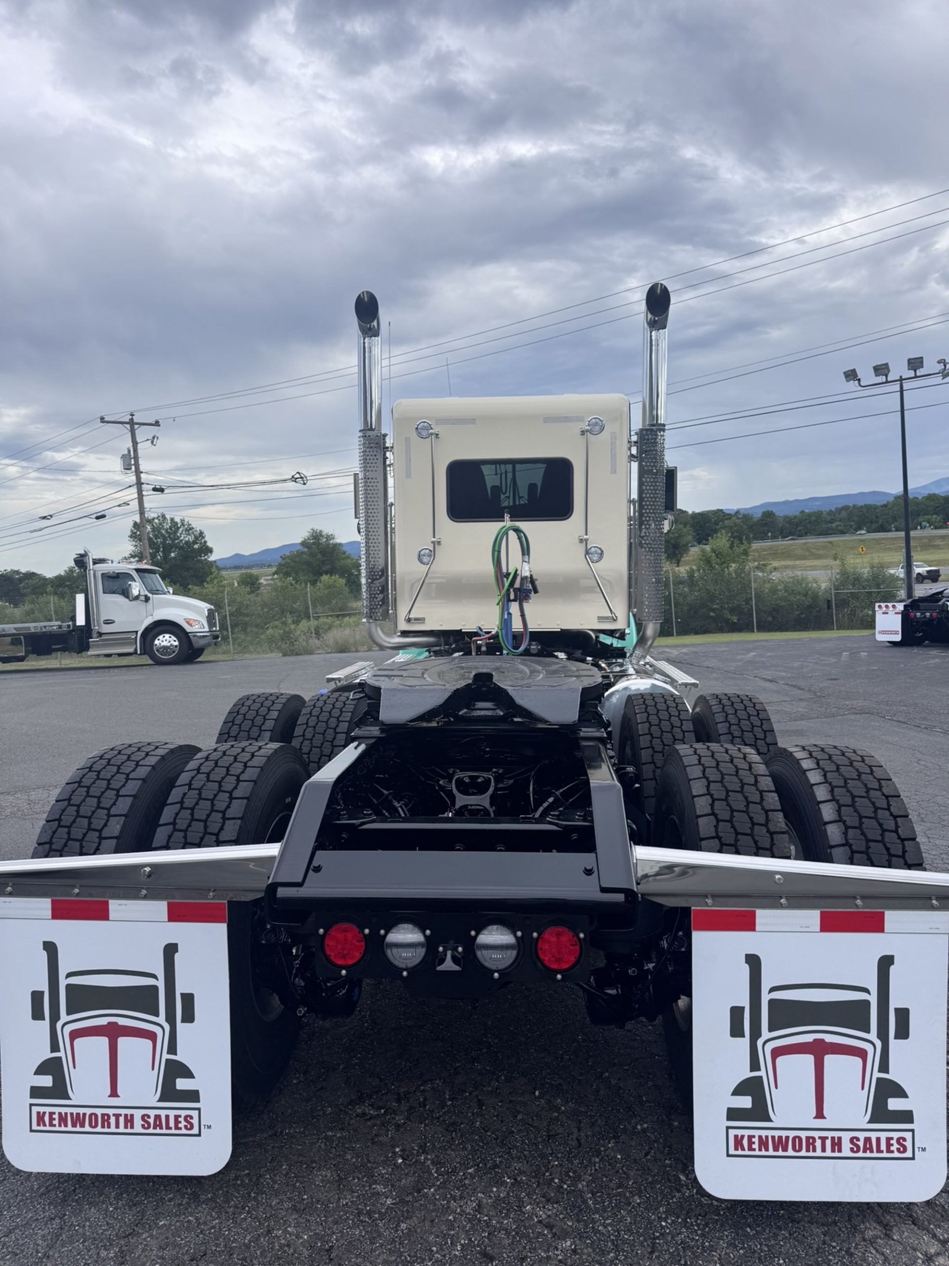 2027 Kenworth W900L VR255129-07 2027 Kenworth W900L VR255129-07