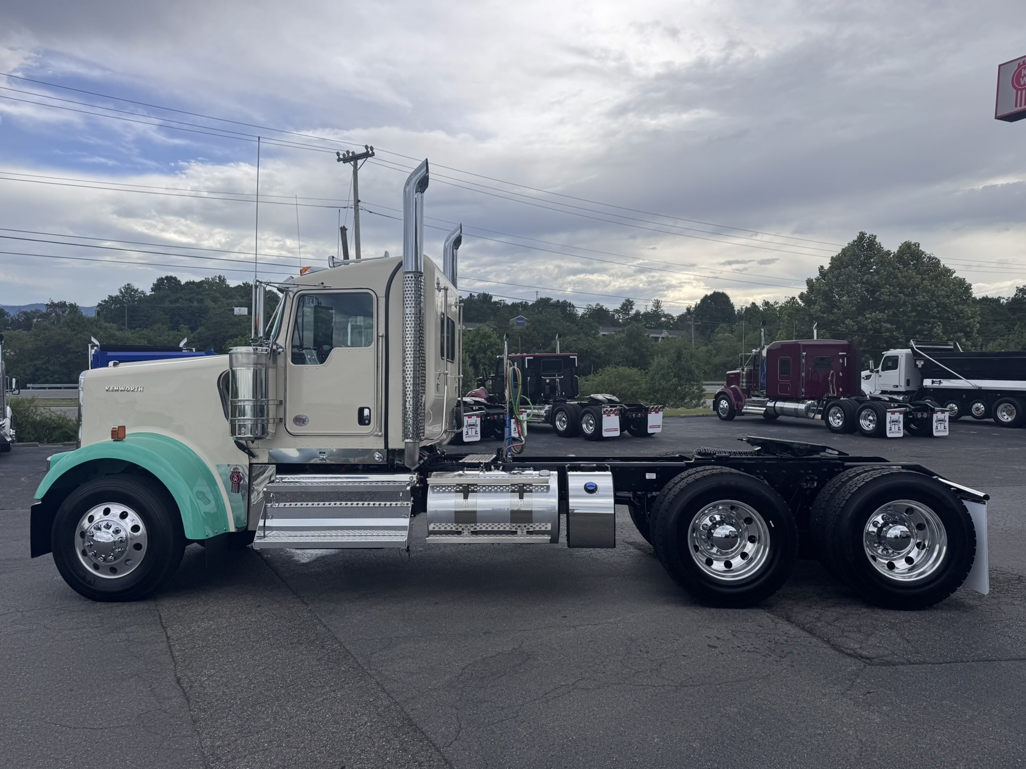 2027 Kenworth W900L VR255129-09 2027 Kenworth W900L VR255129-09