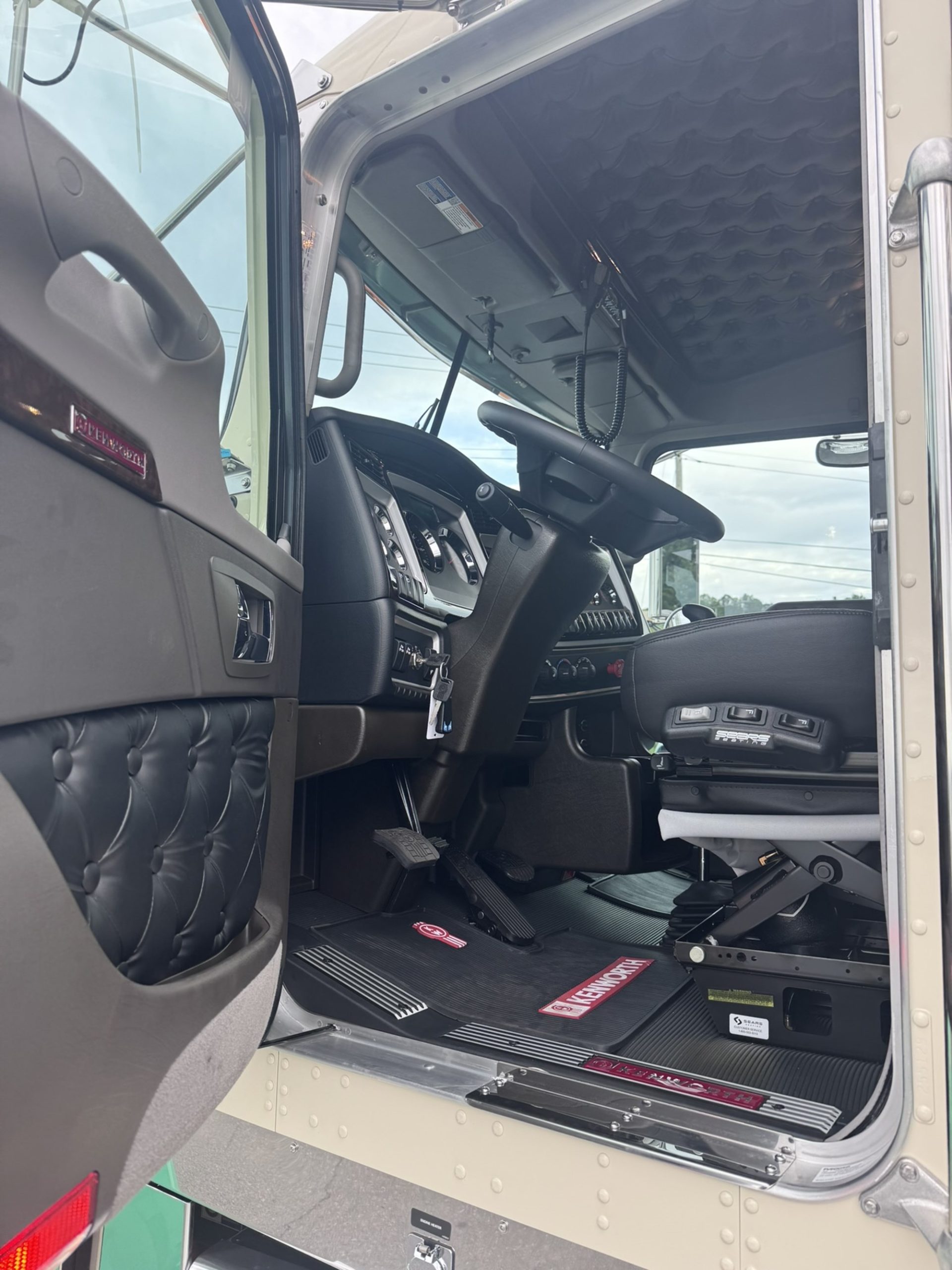 2027 Kenworth W900L VR255129-10 2027 Kenworth W900L VR255129-10