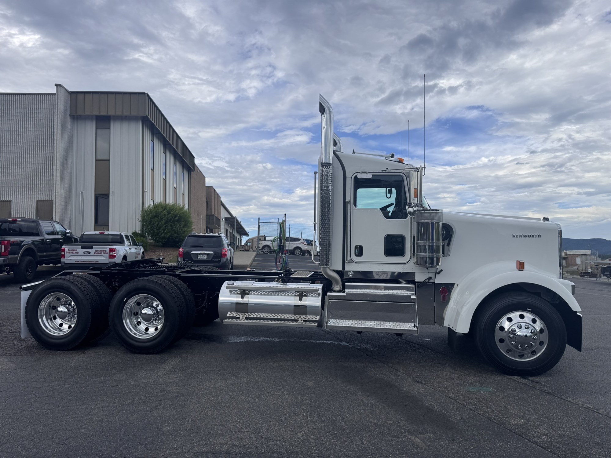 2027 Kenworth W900B 2027 Kenworth W900B - image 4 of 6