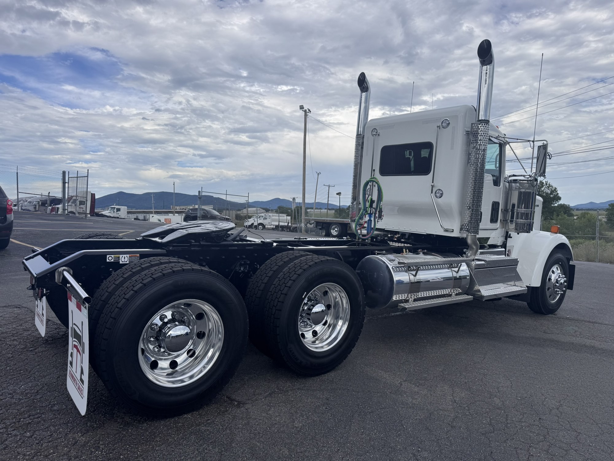 2027 Kenworth W900B 2027 Kenworth W900B - image 5 of 6