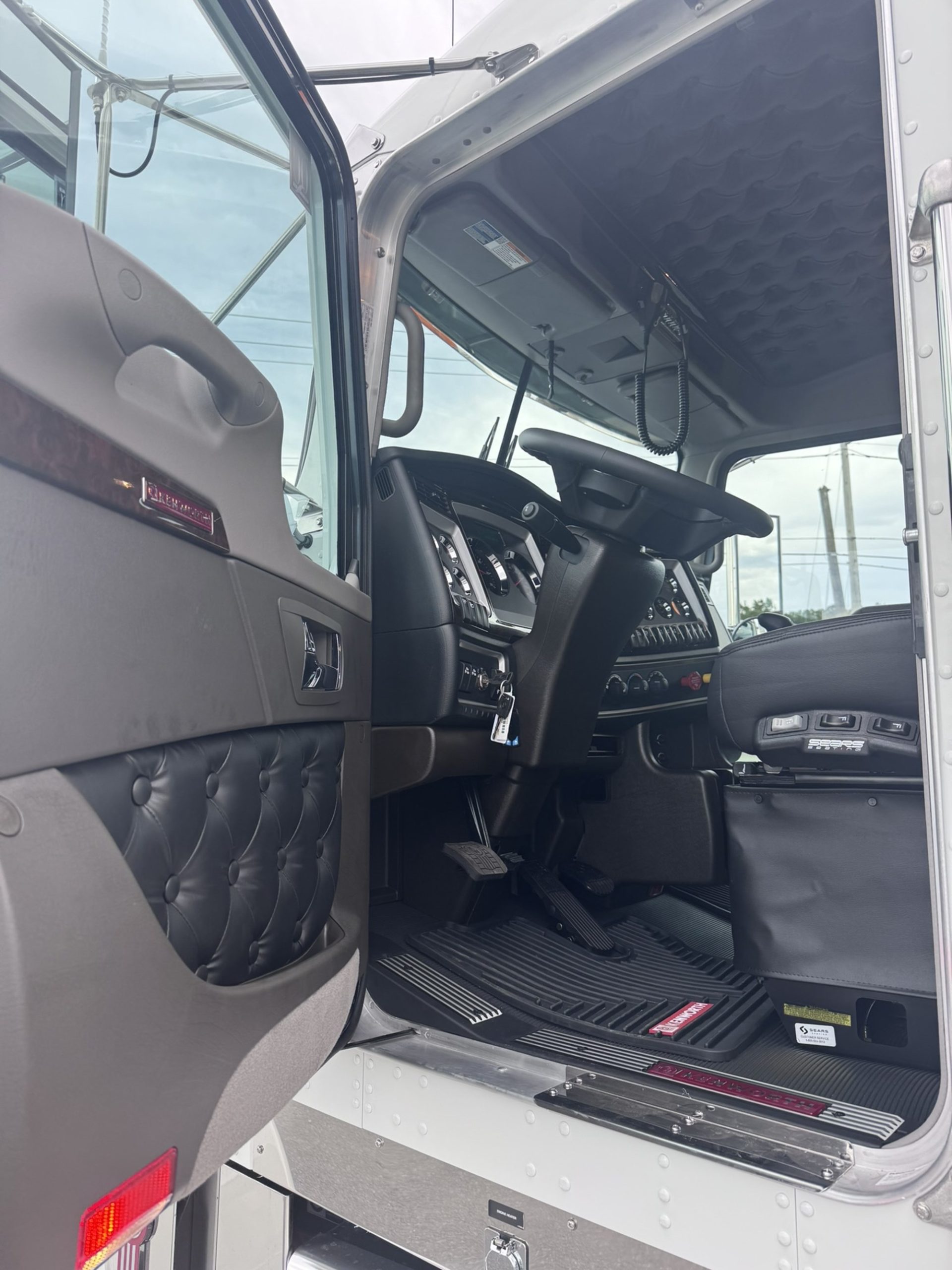 2027 Kenworth W900B VR255130-13 2027 Kenworth W900B VR255130-13