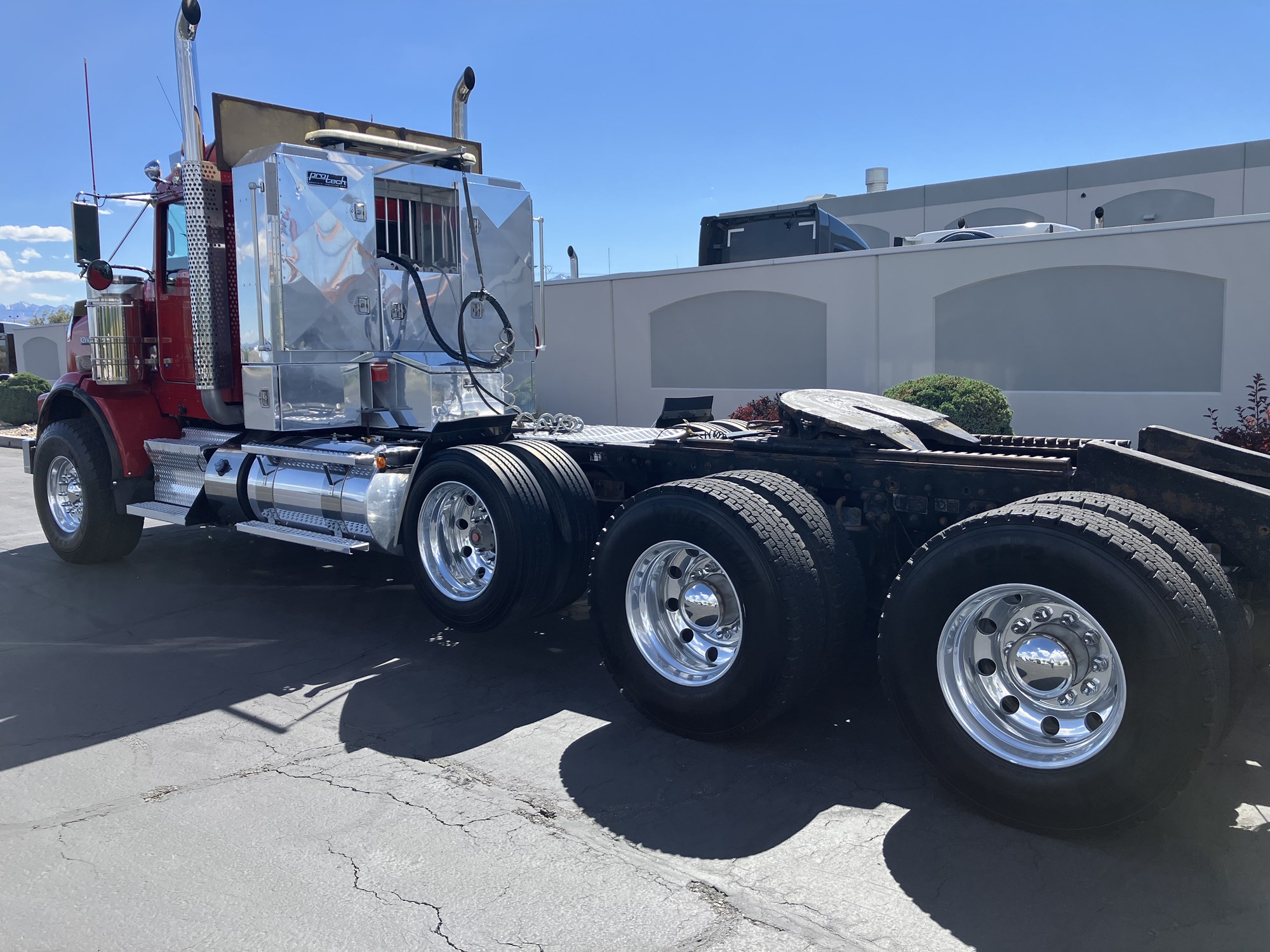2017 Kenworth T800 - image 2 of 6