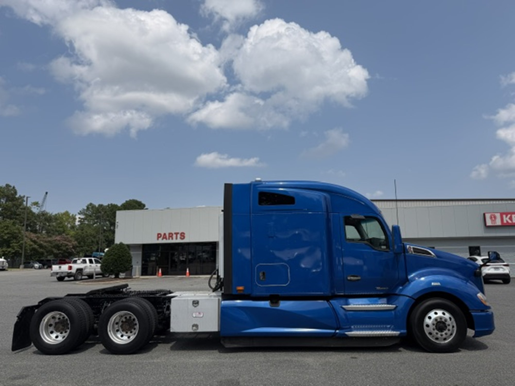 2021 Kenworth T680 2021 Kenworth T680 - image 2 of 6