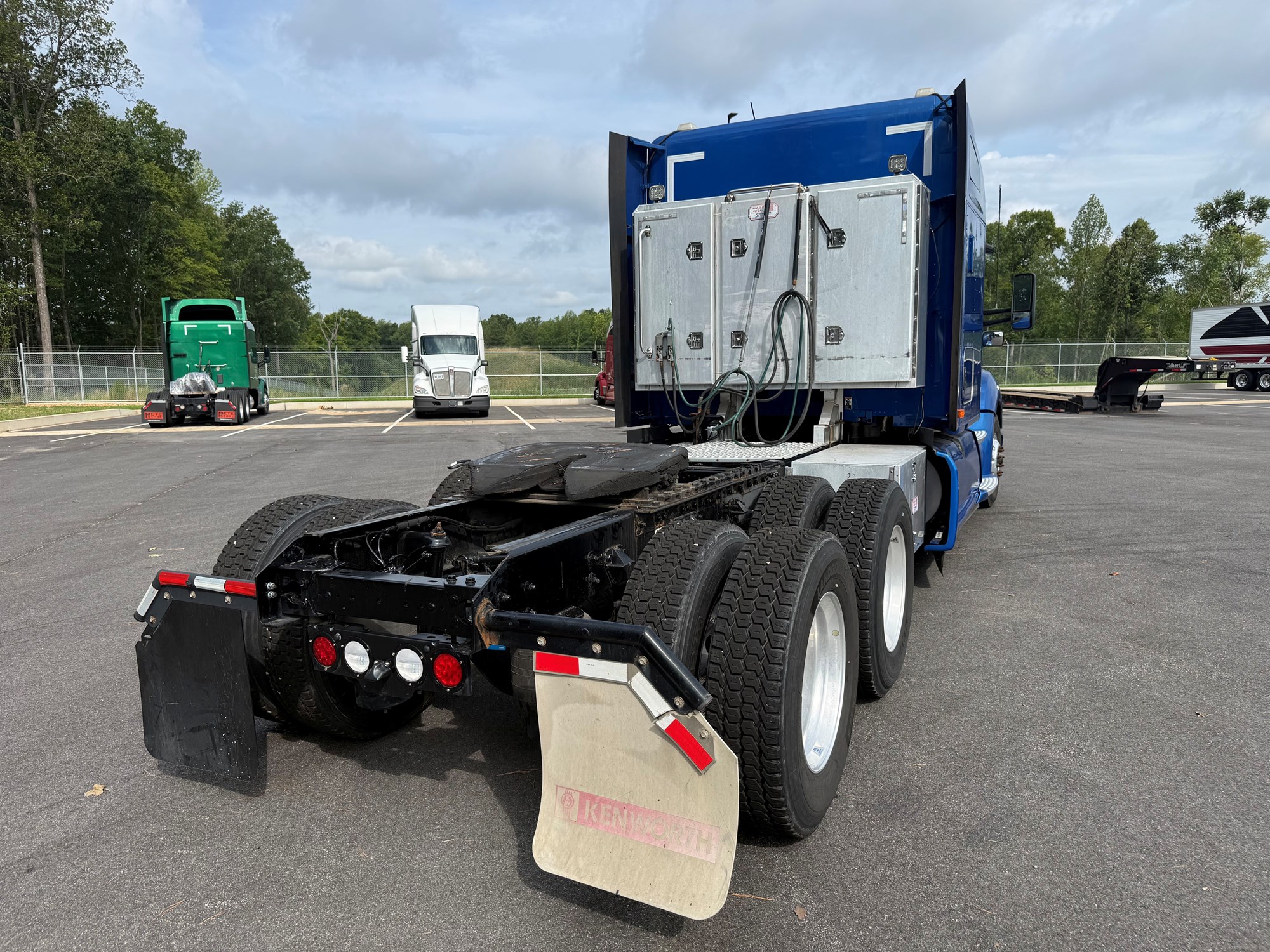2021 Kenworth T680 - image 3 of 6