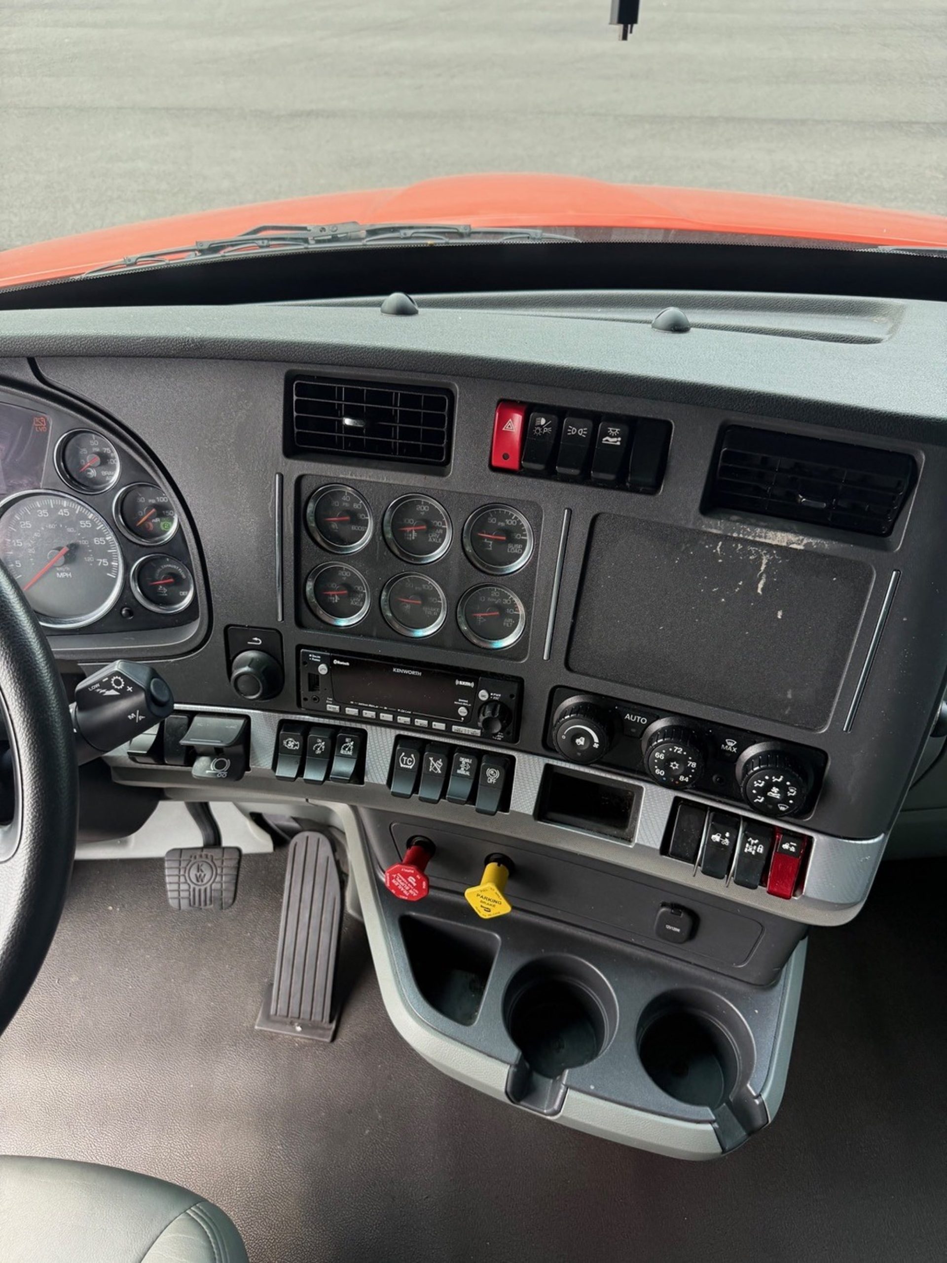 2021 Kenworth T680 - image 5 of 6