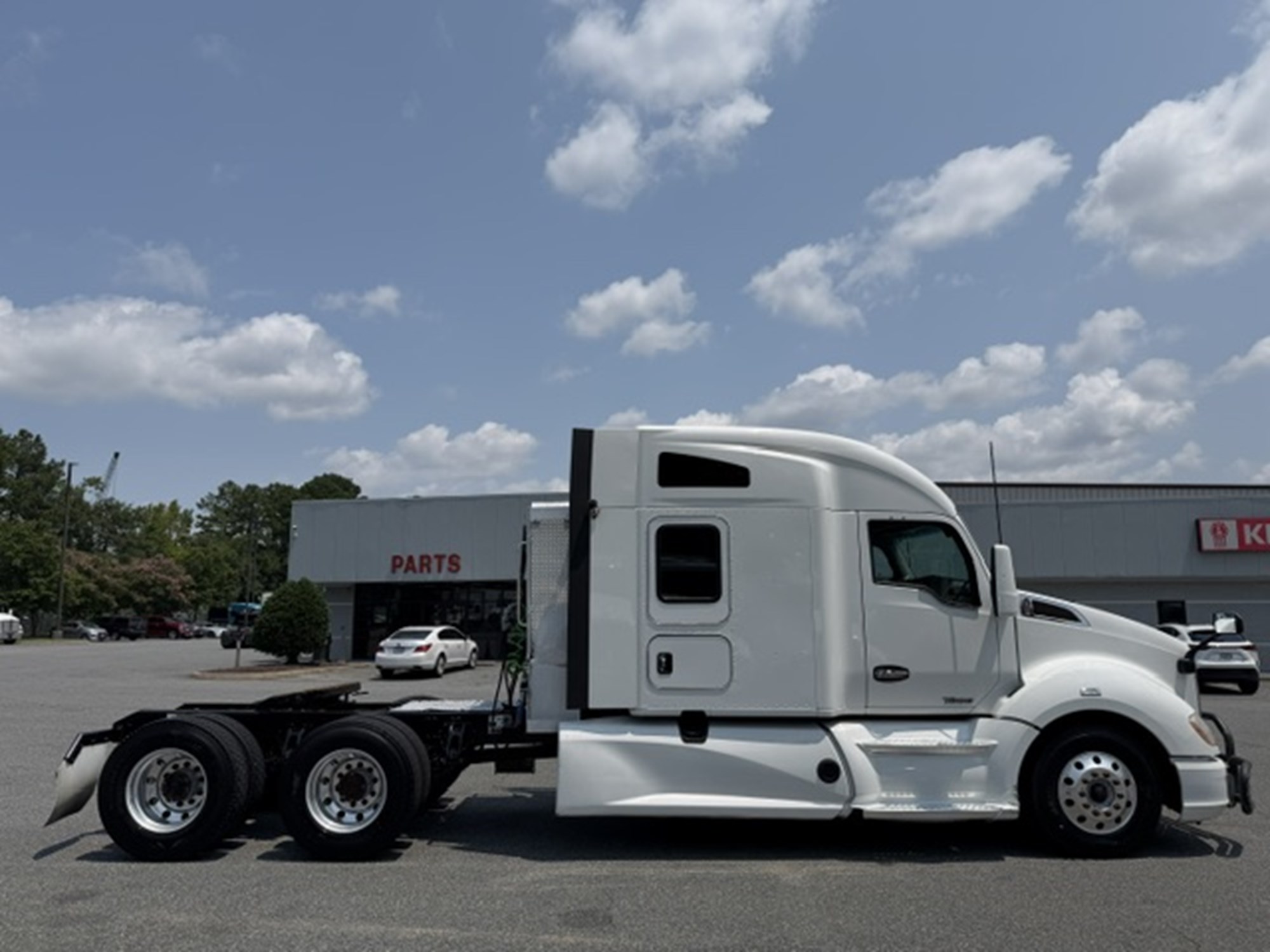 2021 Kenworth T680 - image 3 of 6
