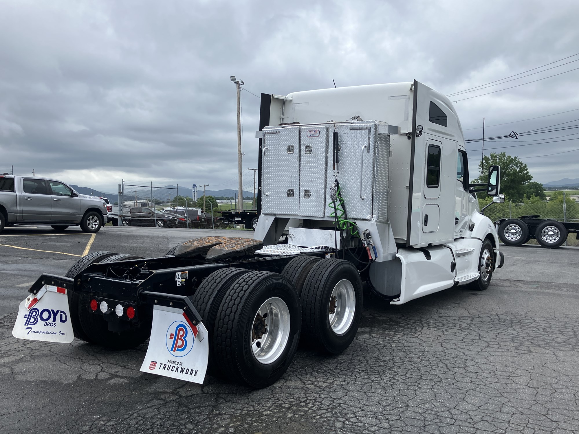 2021 Kenworth T680 - image 4 of 6