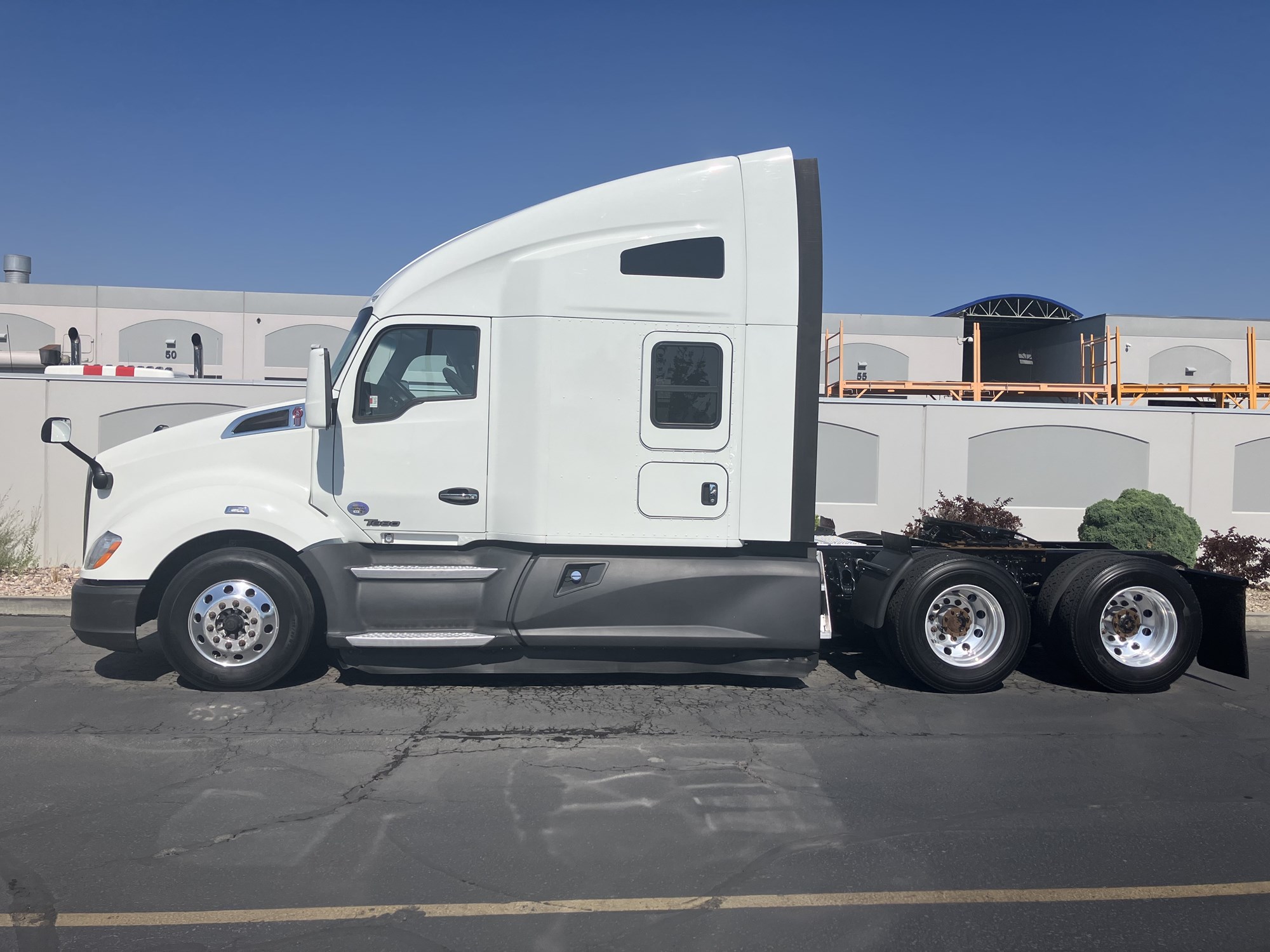 2021 Kenworth T680 2021 Kenworth T680 - image 1 of 6
