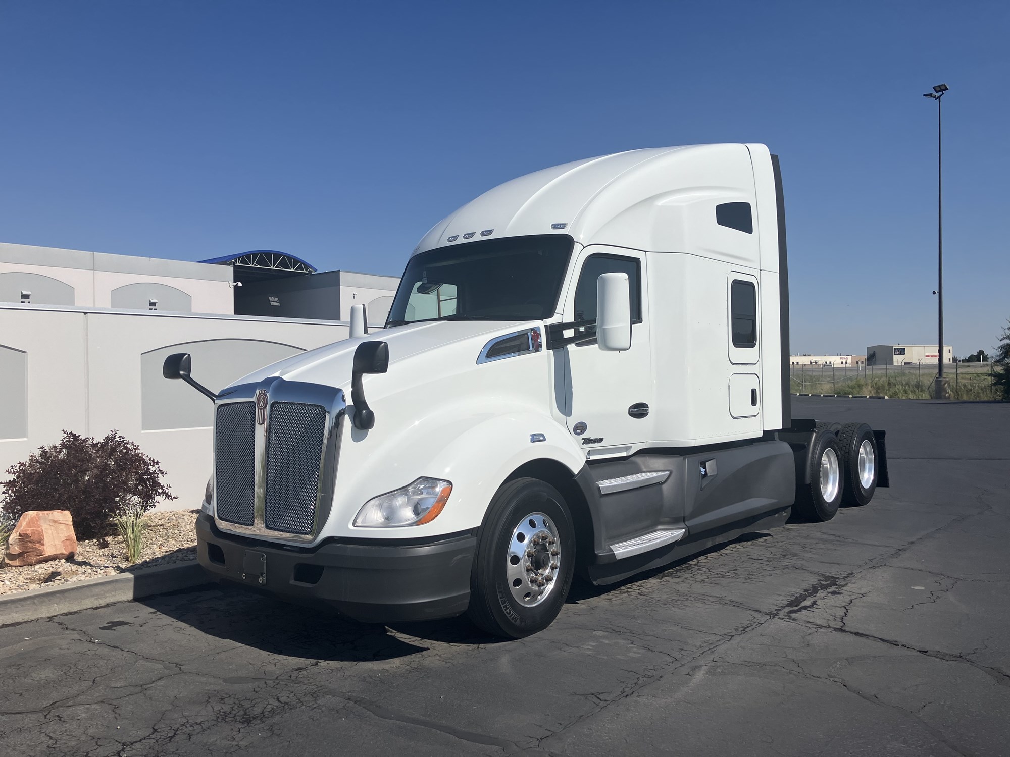2021 Kenworth T680 2021 Kenworth T680 - image 2 of 6