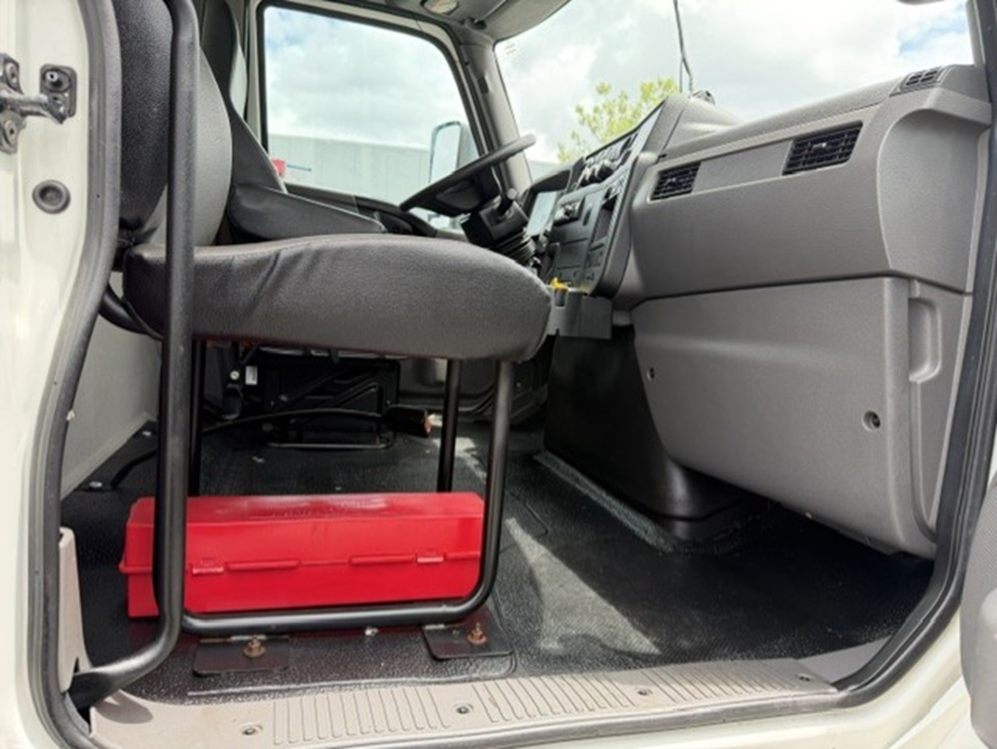 2021 International MV - image 4 of 6