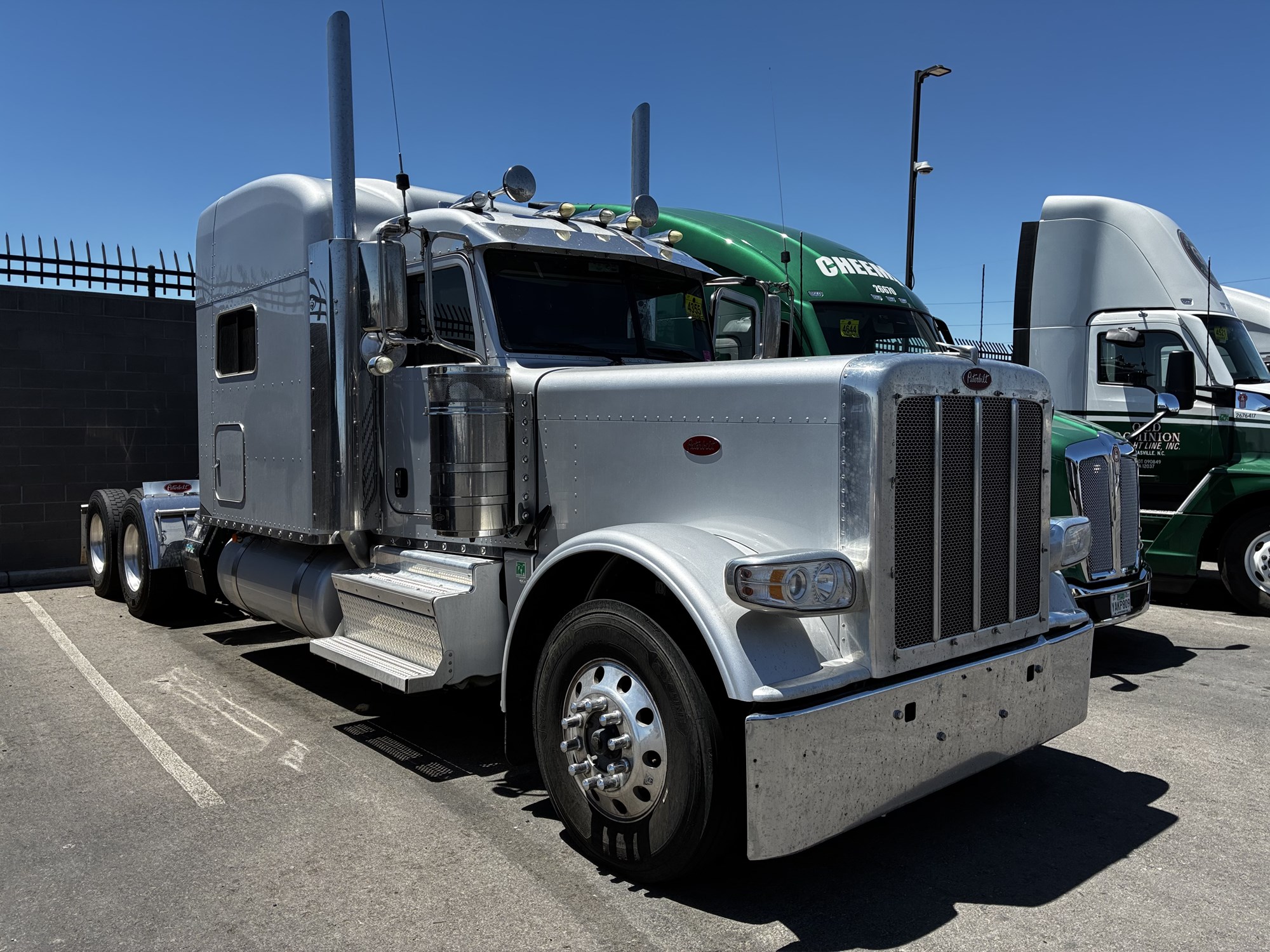 2022 Peterbilt 389 - image 1 of 6