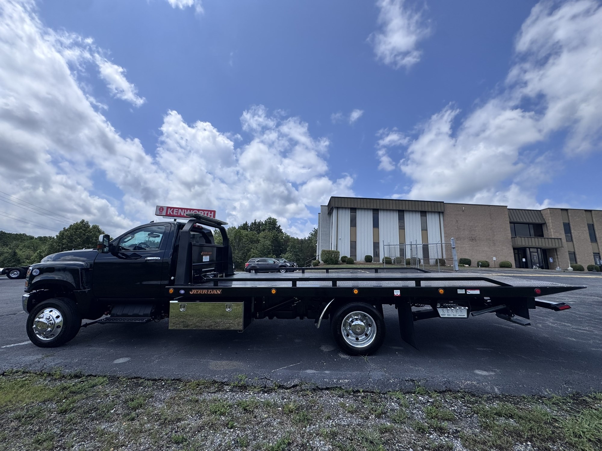 2022 Chevrolet 5500 - image 2 of 6