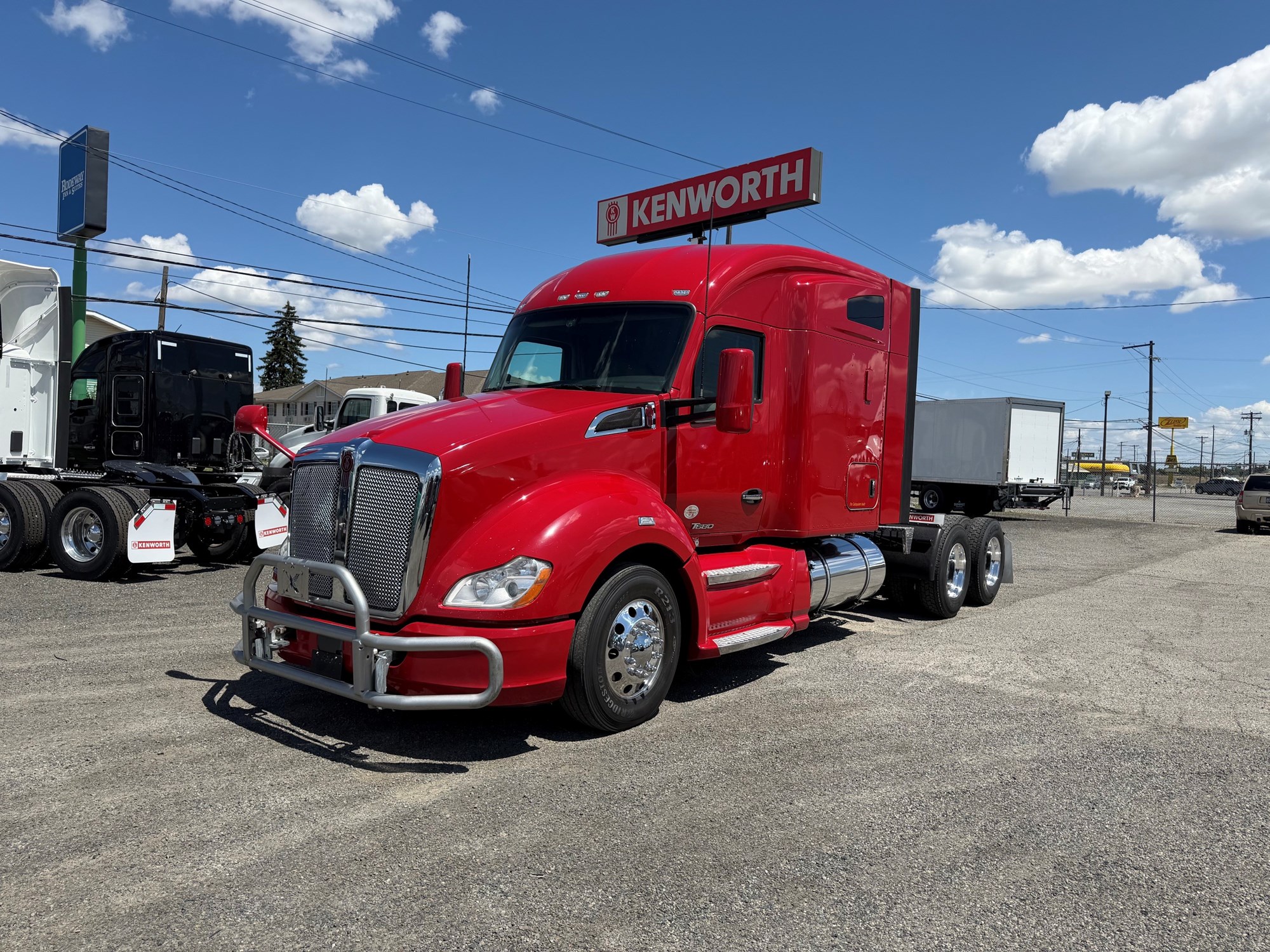2022 Kenworth T680 2022 Kenworth T680 - image 1 of 6