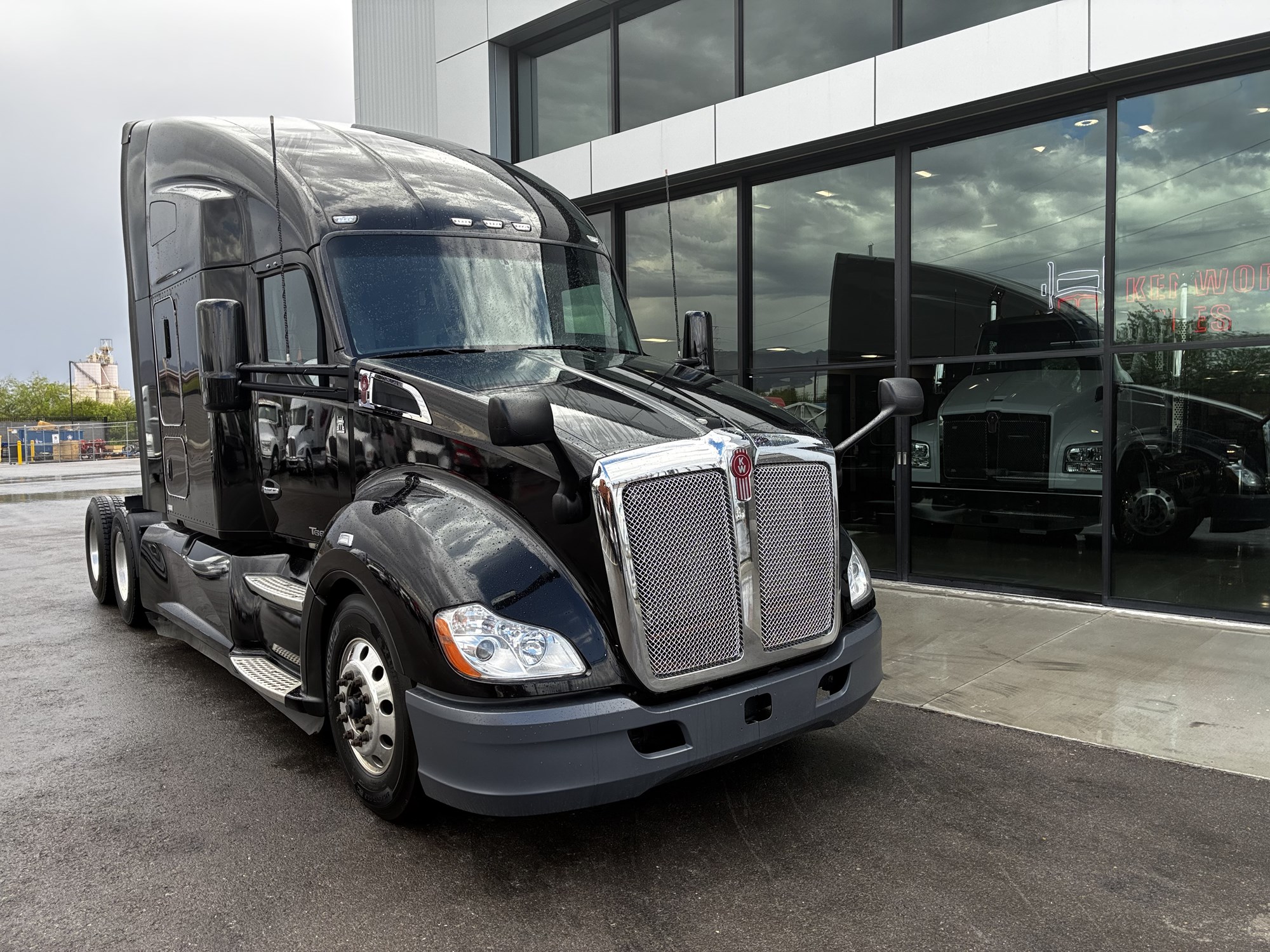 2022 Kenworth T680 2022 Kenworth T680 - image 1 of 6
