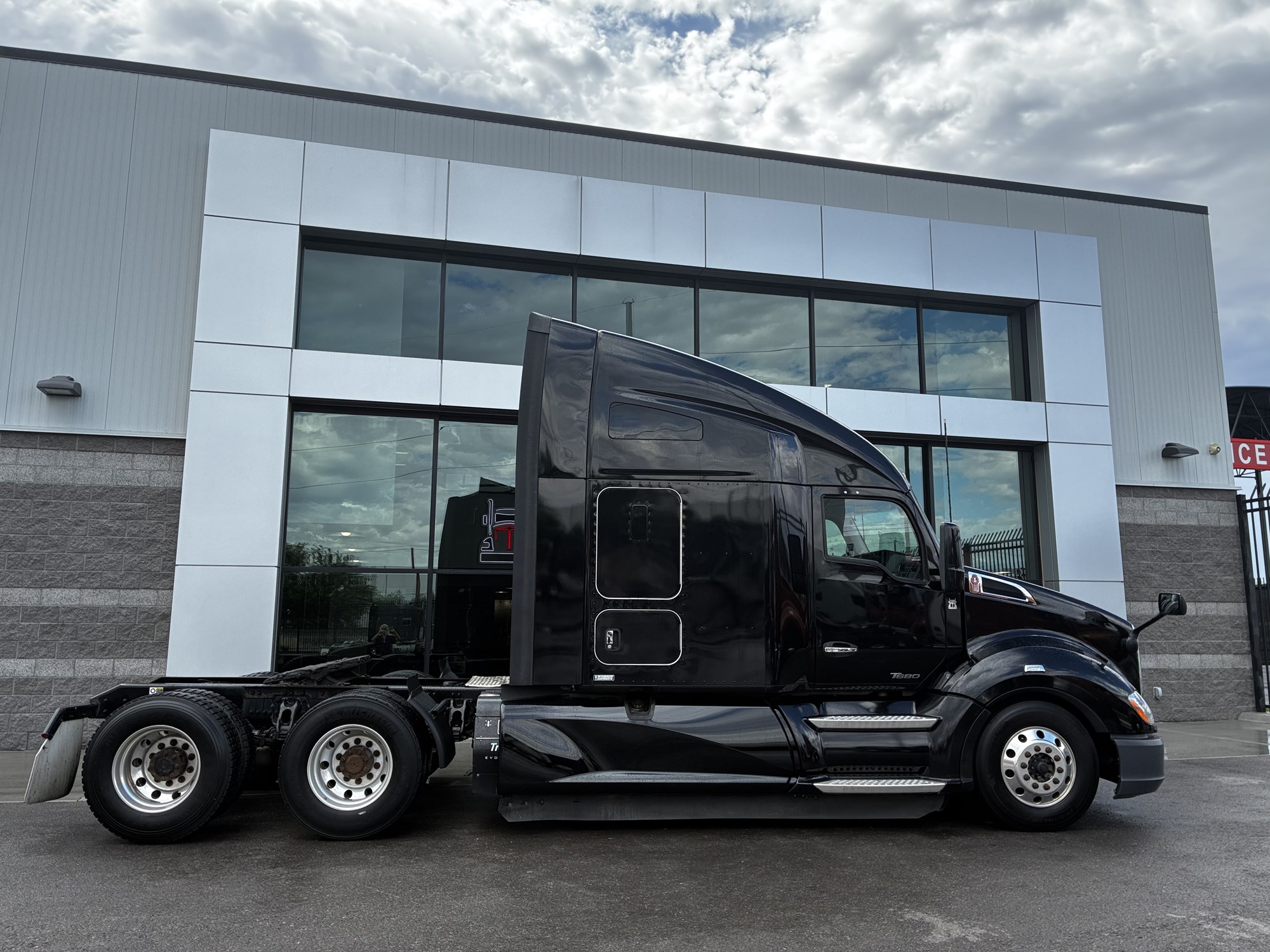 2022 Kenworth T680 2022 Kenworth T680 - image 2 of 6