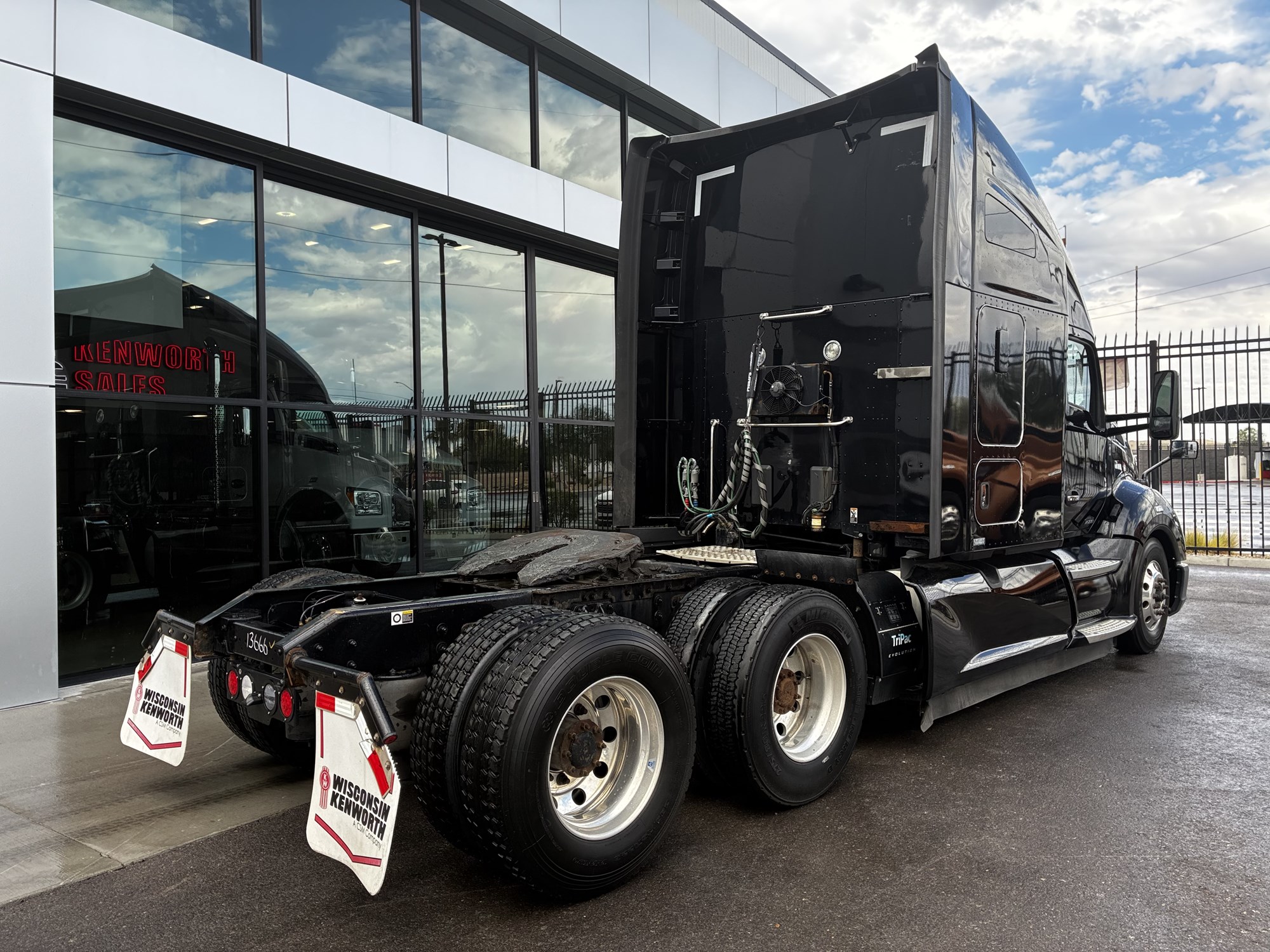 2022 Kenworth T680 2022 Kenworth T680 - image 3 of 6