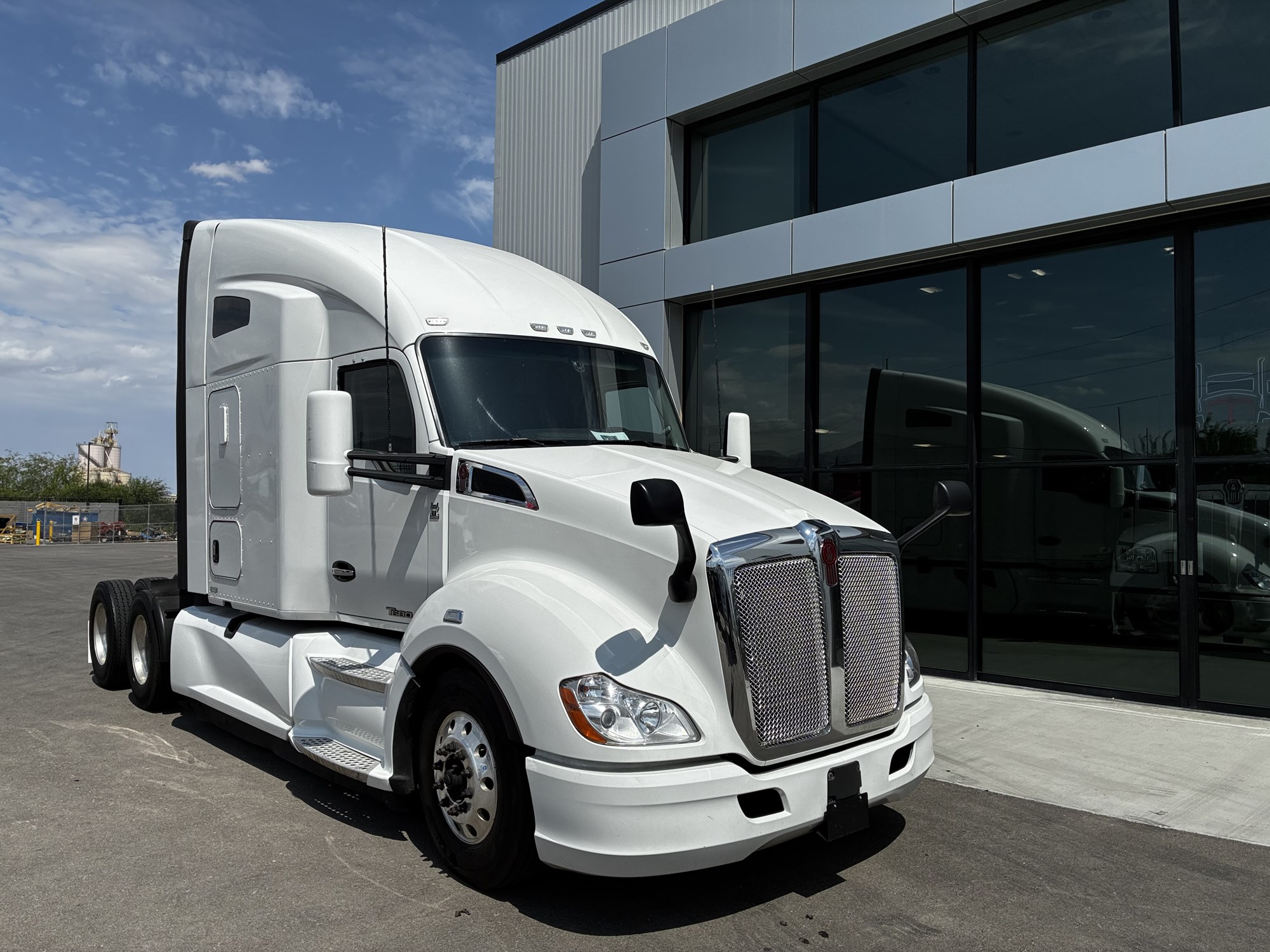 2022 Kenworth T680 2022 Kenworth T680 - image 1 of 6