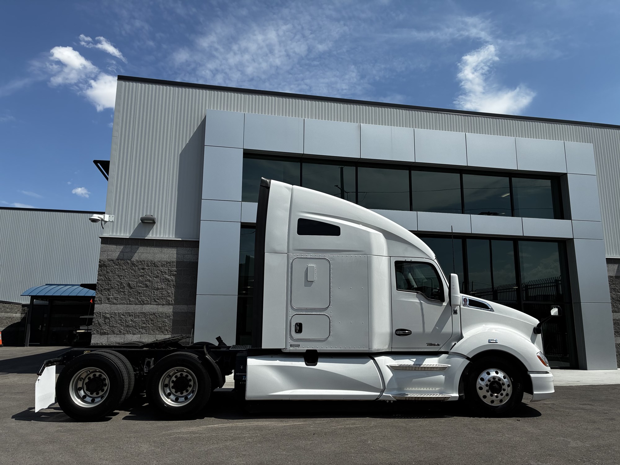 2022 Kenworth T680 2022 Kenworth T680 - image 2 of 6