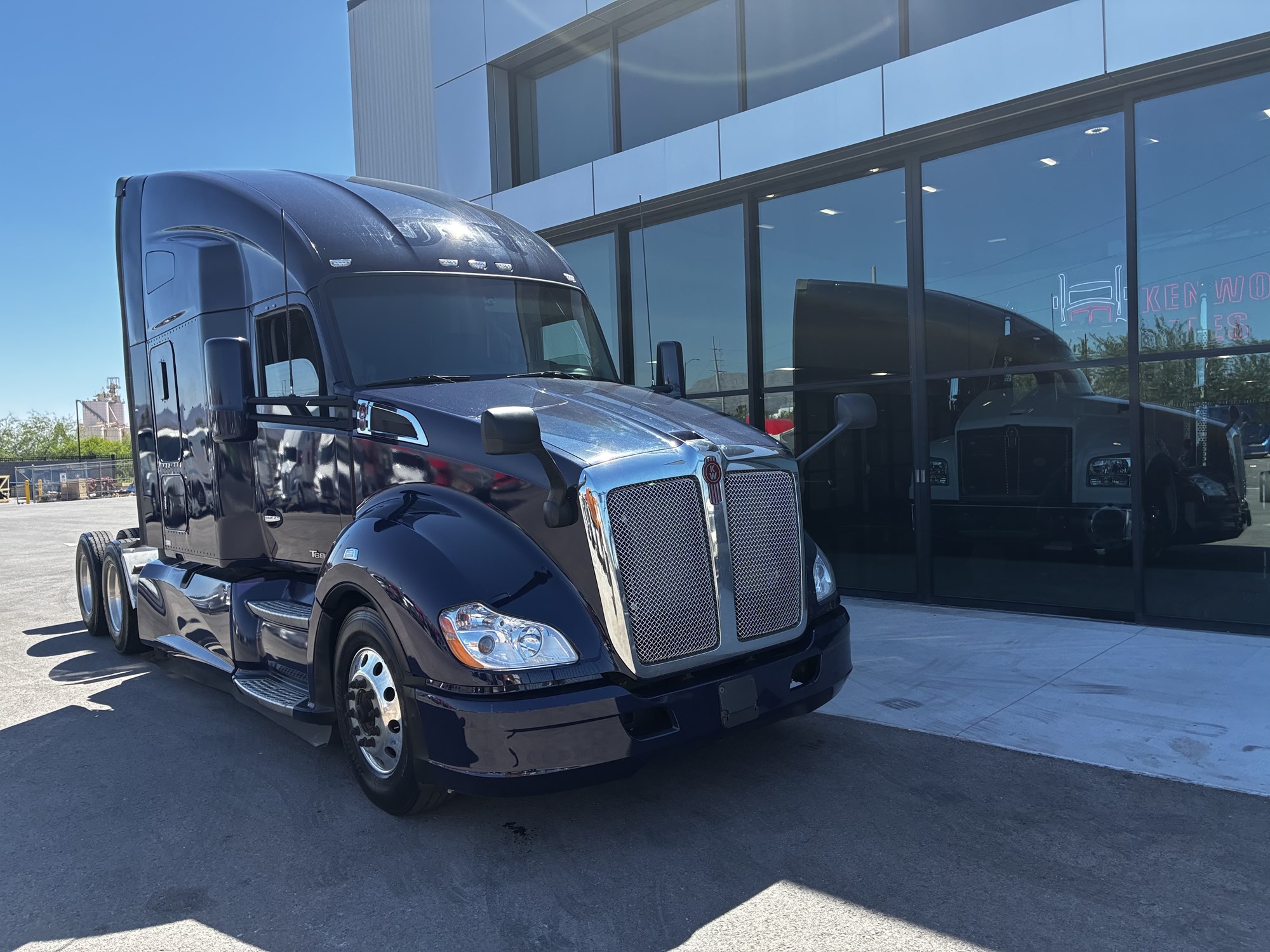 2022 Kenworth T680 2022 Kenworth T680 - image 1 of 6